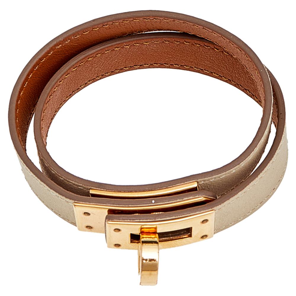 This Hermés Double Tour wrap bracelet is a chic accessory that can be paired with everything, from casuals to evening outfits. Made from leather, it is beautified with a Kelly twist closure in gold-plated metal. The bracelet has a long strap that