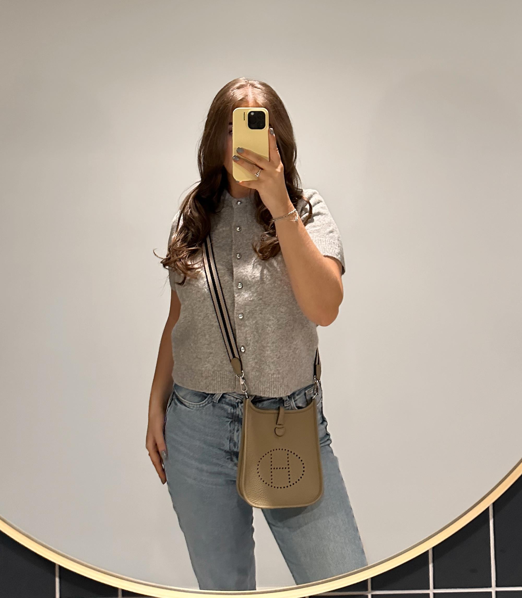 Hermès Beige Marfa Clemence Pelle di Lana Sangle Evelyne TPM

Dettagli del prodotto
Xupes Ref: CB1545
Marchio: Hermès
Modello: Evelyne TPM
Tipo: Spalla, Tracolla
Numero di serie: W
Età: 2024
Accompagnato da: sacchetto antipolvere Hermès, scatola,