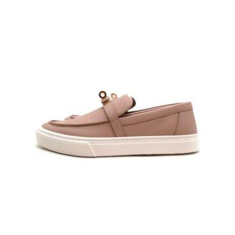 Hermes Beige Nude Game Slip-on Sneakers

-White rubber sole 
-Branded leather insoles 
-Almond toe 
-Kelly turn lock detail 
-Rose gold hard wear 
-Slip on style 

Material: 

Leather 
Rubber 

Made in Italy 

PLEASE NOTE, THESE ITEMS ARE PRE-OWNED