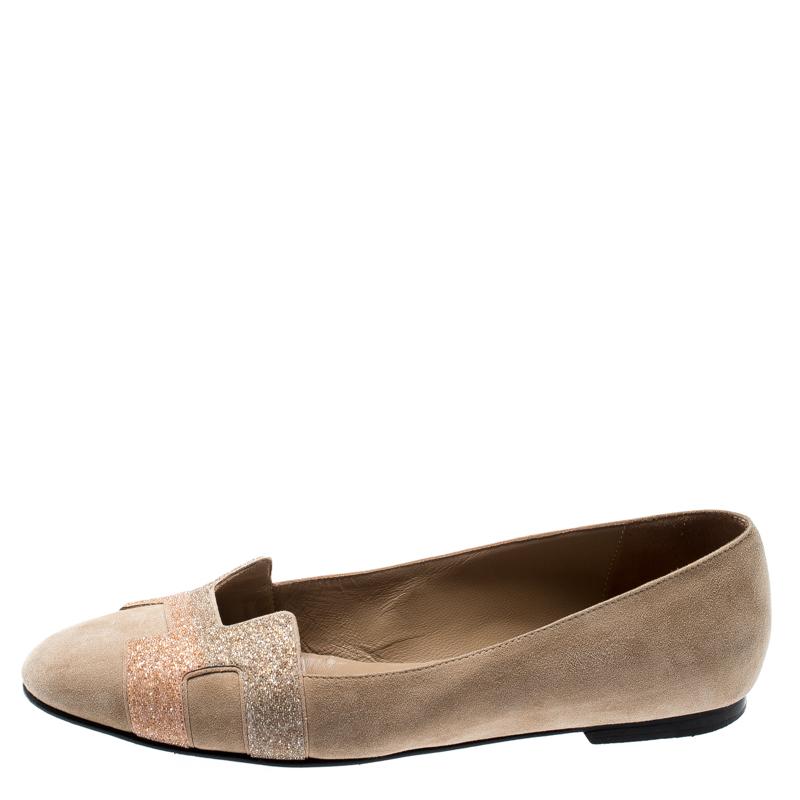 These Nice ballet flats from Hermes come in the shade of beige. Crafted from suede, this pair features the iconic H on the uppers with a touch of crystal powder on it. Made in Italy, the flats are designed with a leather sole for your ultimate