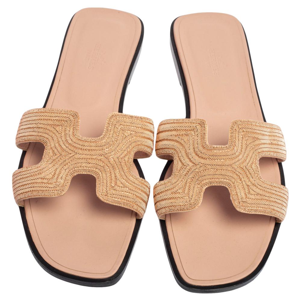 Hermes Sandalias Oran Embellecedor Ante Beige Talla 41 en Bueno Estado en Dubai, Al Qouz 2