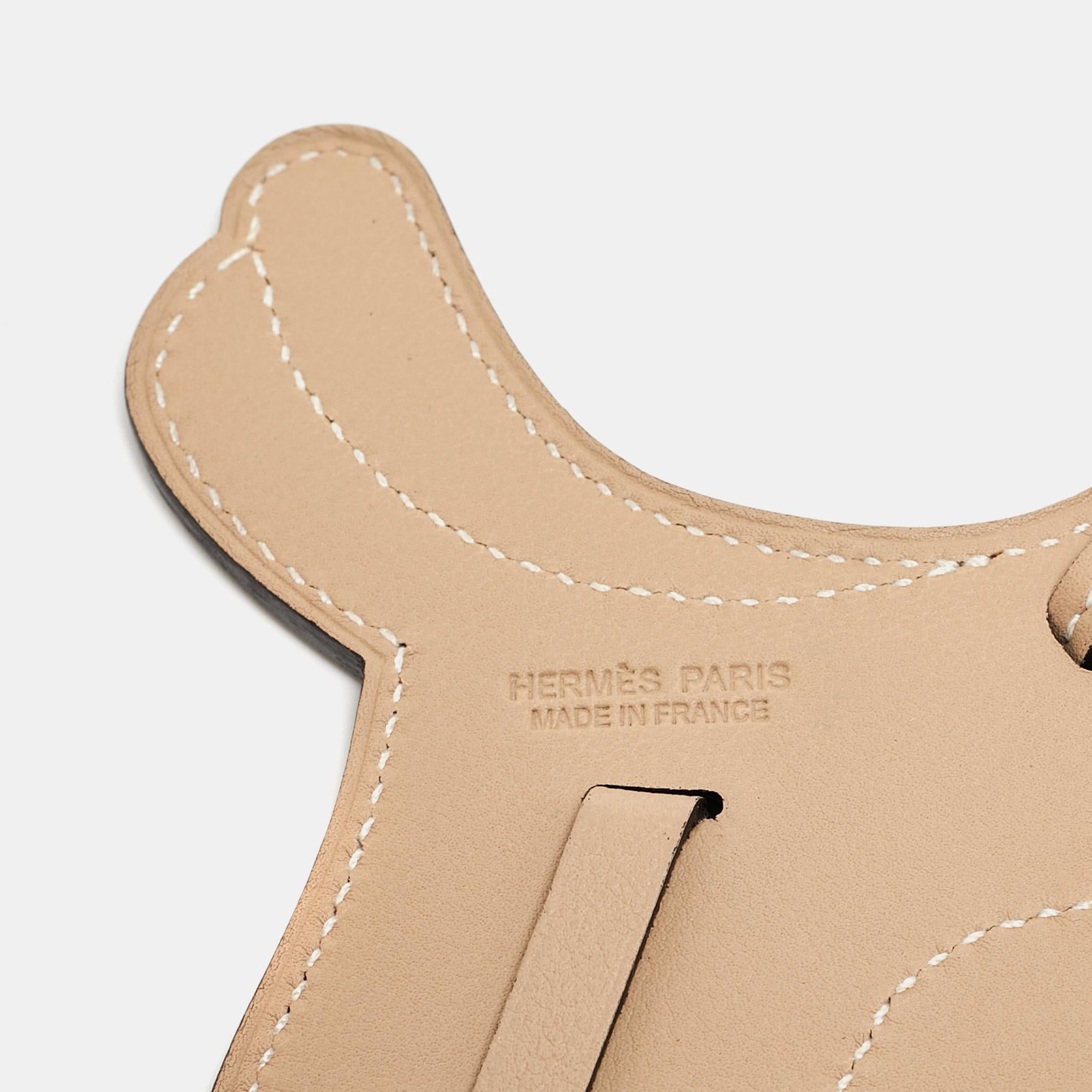 Hermes Beige Swift Leather Paddock Selle Horse Saddle Bag Charm In Excellent Condition For Sale In Dubai, Al Qouz 2