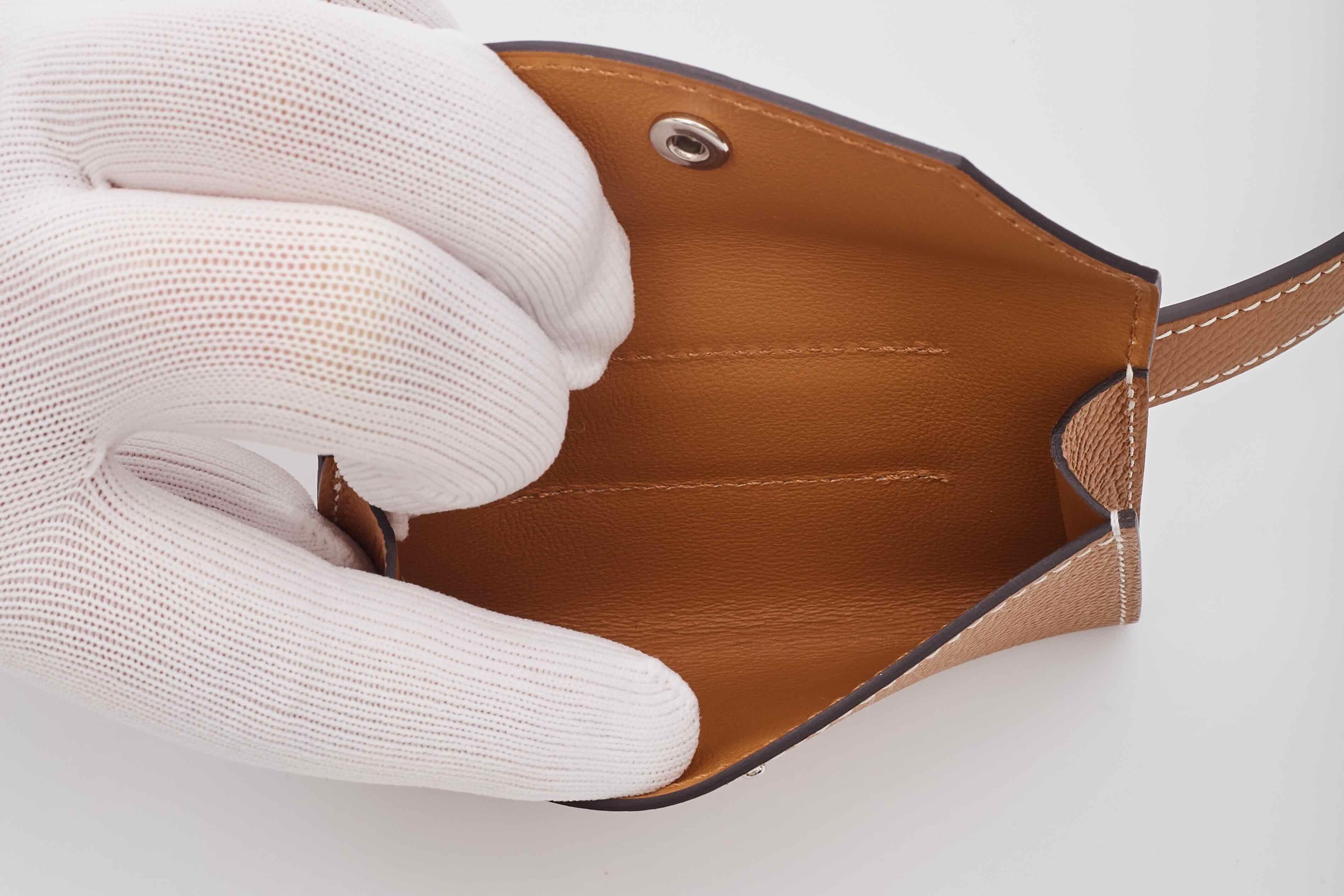Hermes Beige Leather Textured Kelly Pocket 18 Mini Belt Bag en vente 1