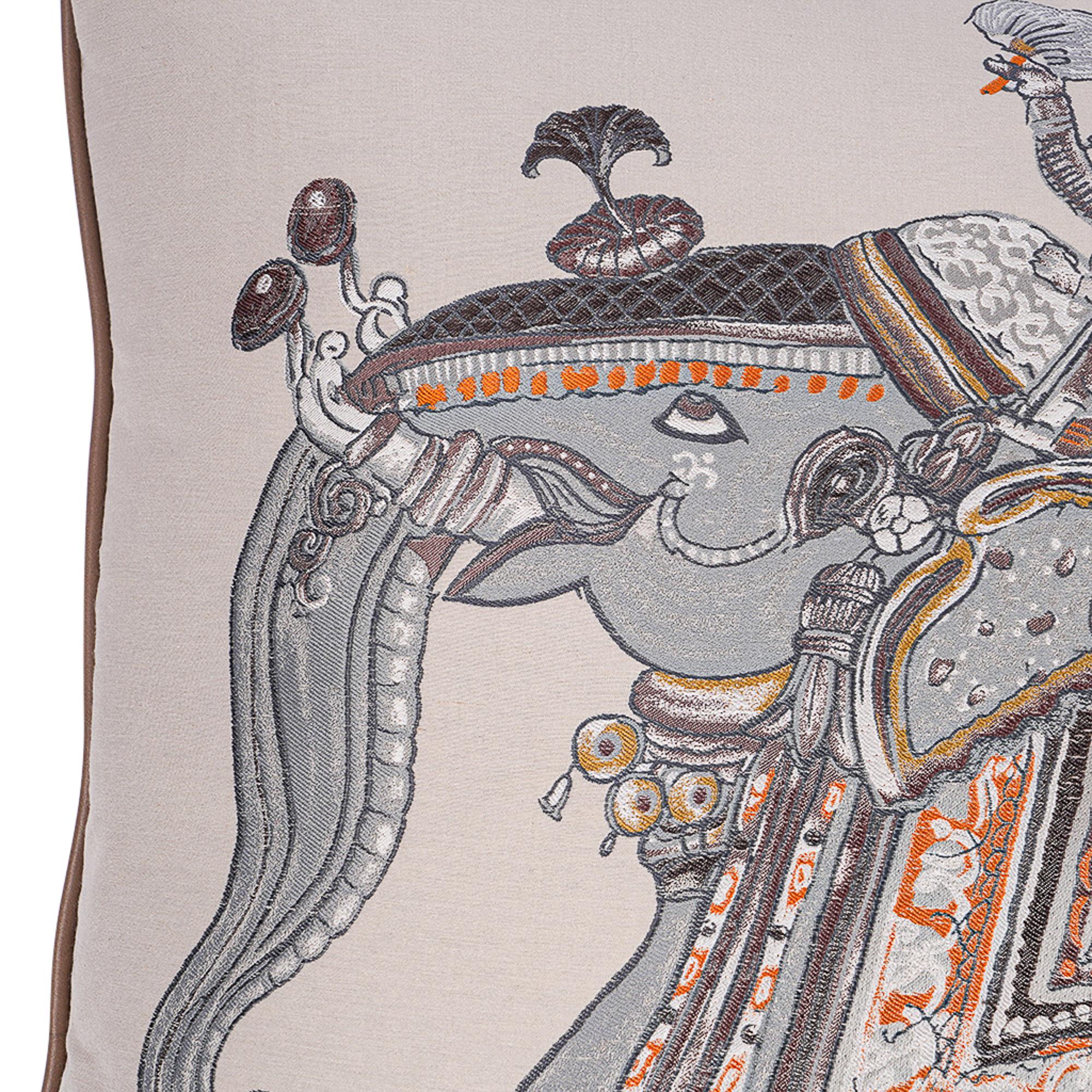 Mightychic offre un rarissimo cuscino Hermes Beloved India GM.
Progettato da Philippe Dumas nel 2009.
Il rivestimento sfoderabile è in seta, cotone e viscosa.
I colori sono marrone, grigio e arancione
Il design è un omaggio all'arte popolare