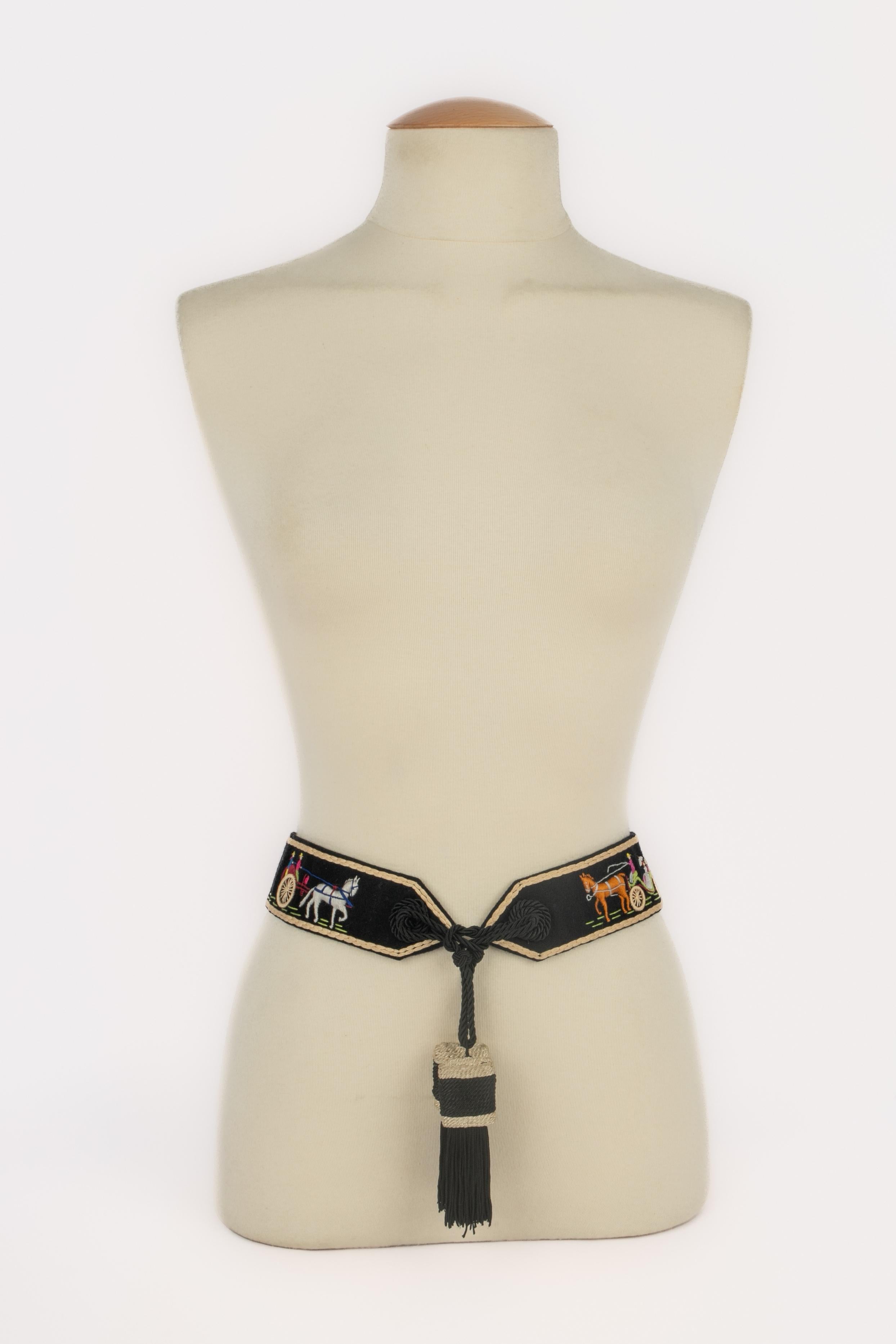 Hermès - Cintura in lana nera con ricamo di una carrozza trainata da cavalli e rifiniture in tono beige e nero. Una collezione del 1940 circa.

Condizioni:
Ottime condizioni

Dimensioni:
Lunghezza: 106 cm

SKU:ACC219


