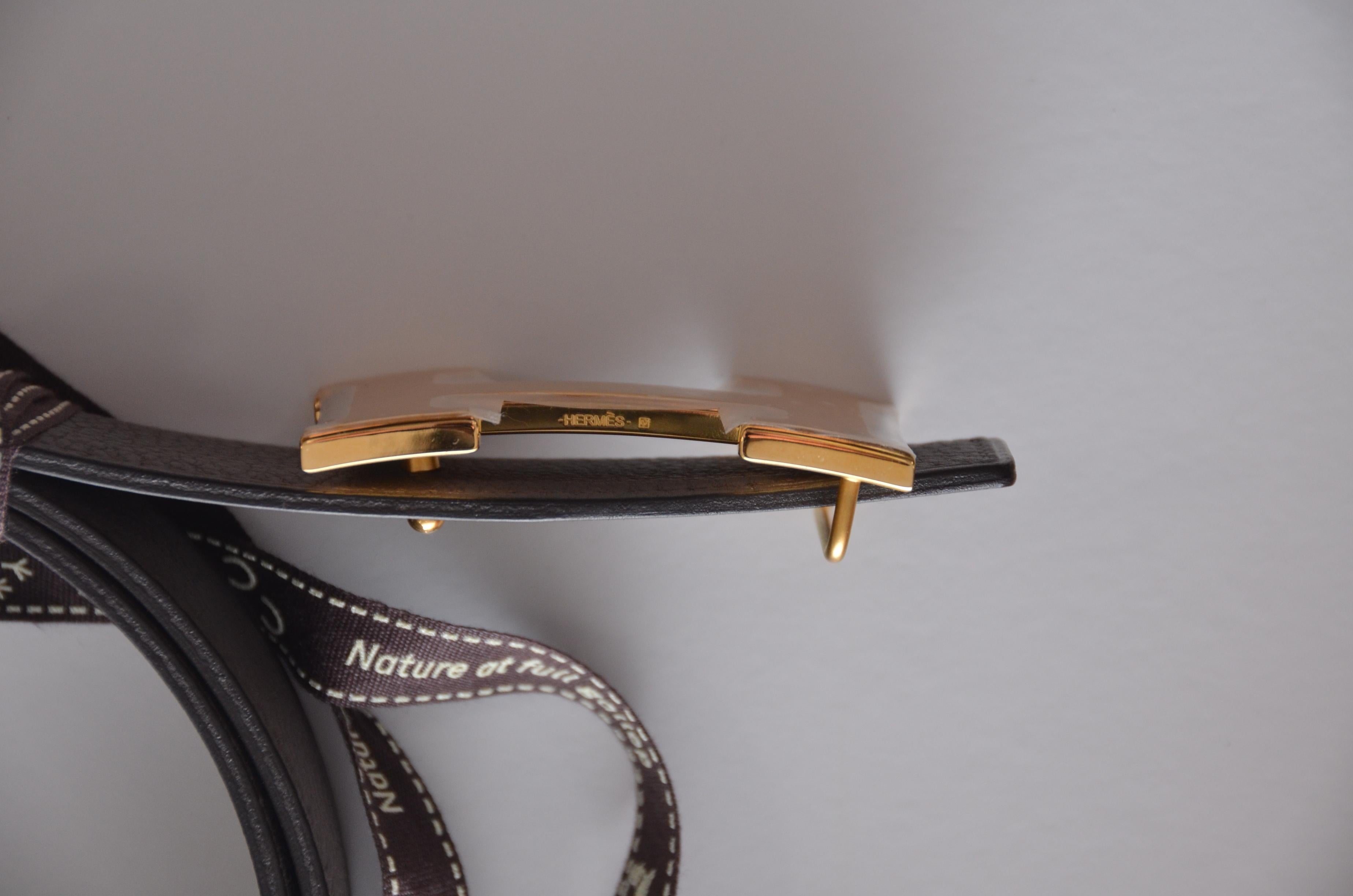 Hermes Gürtel 32MM Veau Togo Noir/Chocolat Schnalle Guillochiert NEU mit Box im Zustand „Neu“ in New York, NY