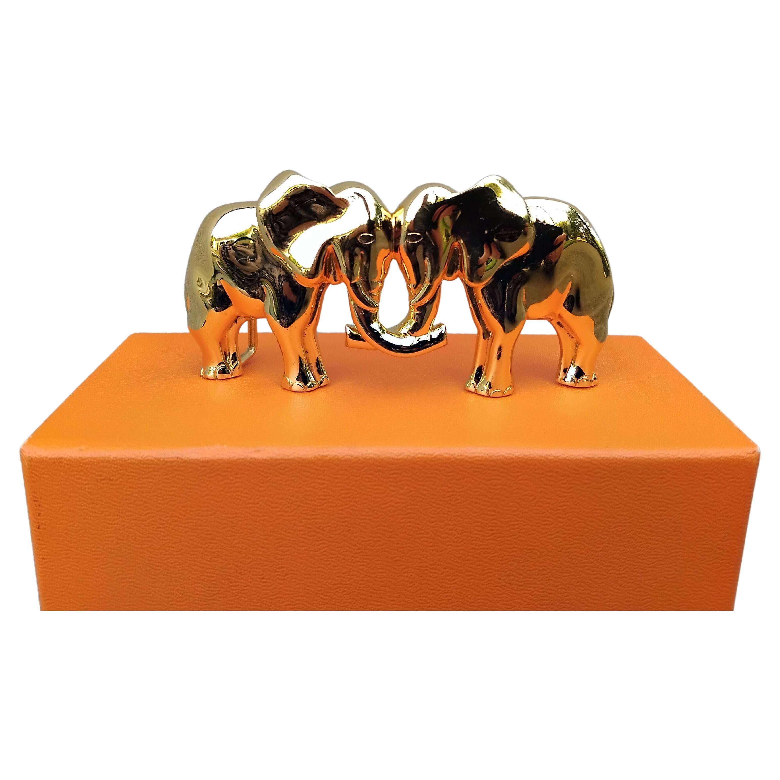 Beautiful and Rare Authentic Hermès Belt Buckle

In shape of 2 elephants

Made of Golden Metal

