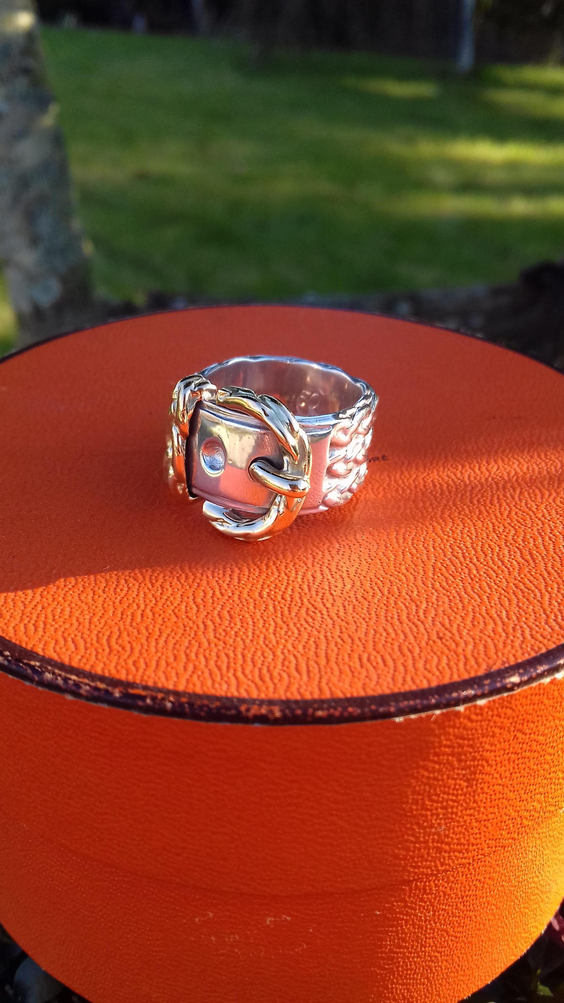 Seltener und schöner authentischer Hermès Ring

Muster: Der Ringkörper ist aus geflochtenem Silber, mit einer Gürtelschnalle auf der Vorderseite

Kann auch als Kopftuchring verwendet werden 

Hergestellt aus Silber und Gold

Farben: versilbert und