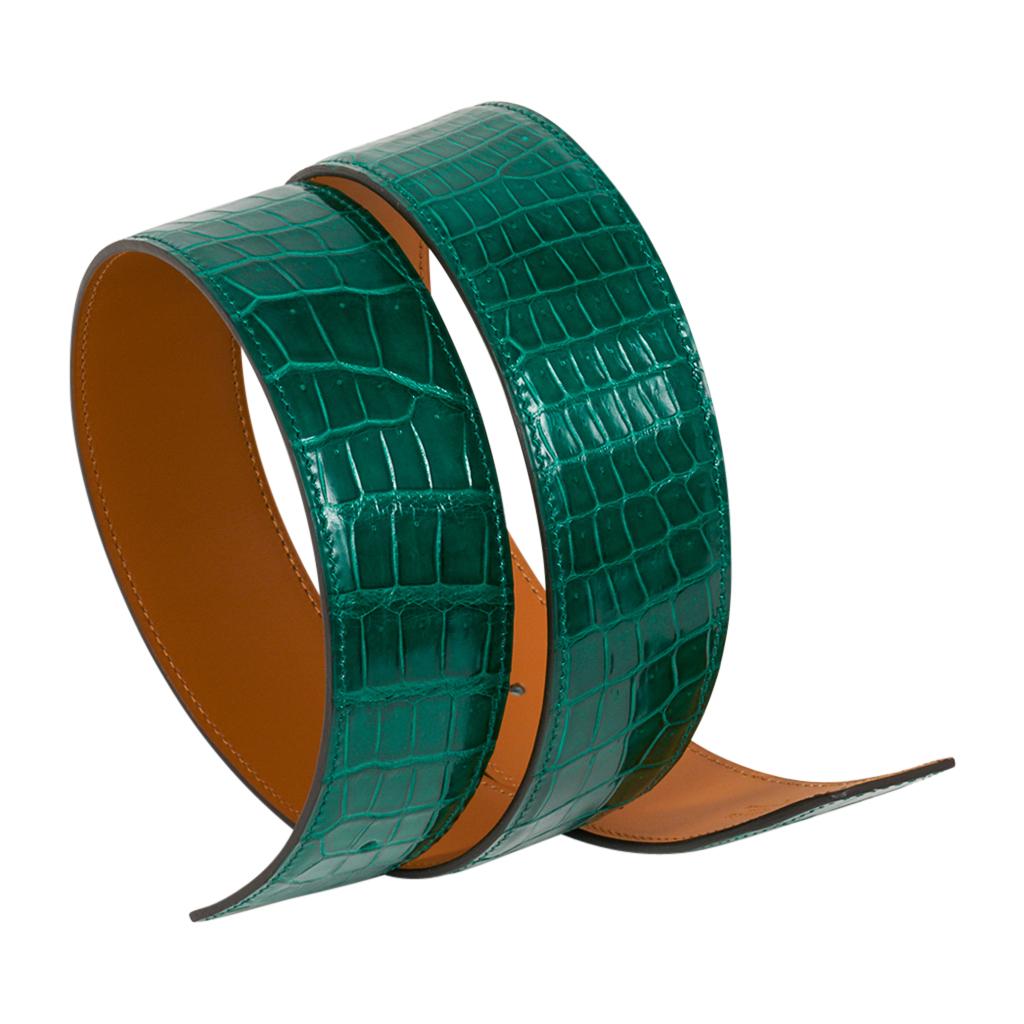 Mightychic offers an Hermes Constance 42 mm belt features reversible Emerald Porosus Crocodile.
This exquisite jewel toned Emerald green is among the most coveted Hermes colours in the world - and rare to find. 
Fabulous over sized brushed Gold
