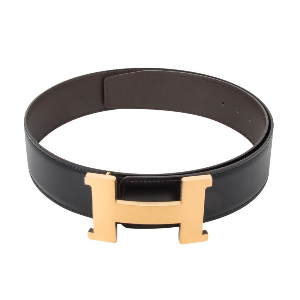 Mightychic offers an Hermes coveted 42 mm Constance reversible belt featured in Black Box leather and dark Brown Togo leather.
Fabulous over sized brushed gold signature H buckle.  
Now a retired size, this is sure to become a collectors treasure.