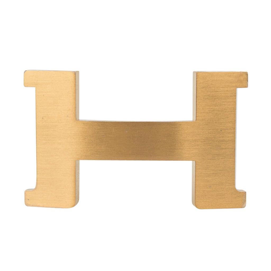 Mightychic offers a guaranteed authentic Hermes Constance 42 mm belt featured in reversible Etain Togo to Black Box  leathers. 
Fabulous over sized brushed gold signature H buckle. 
Now a retired size, this is sure to become a collectors treasure.