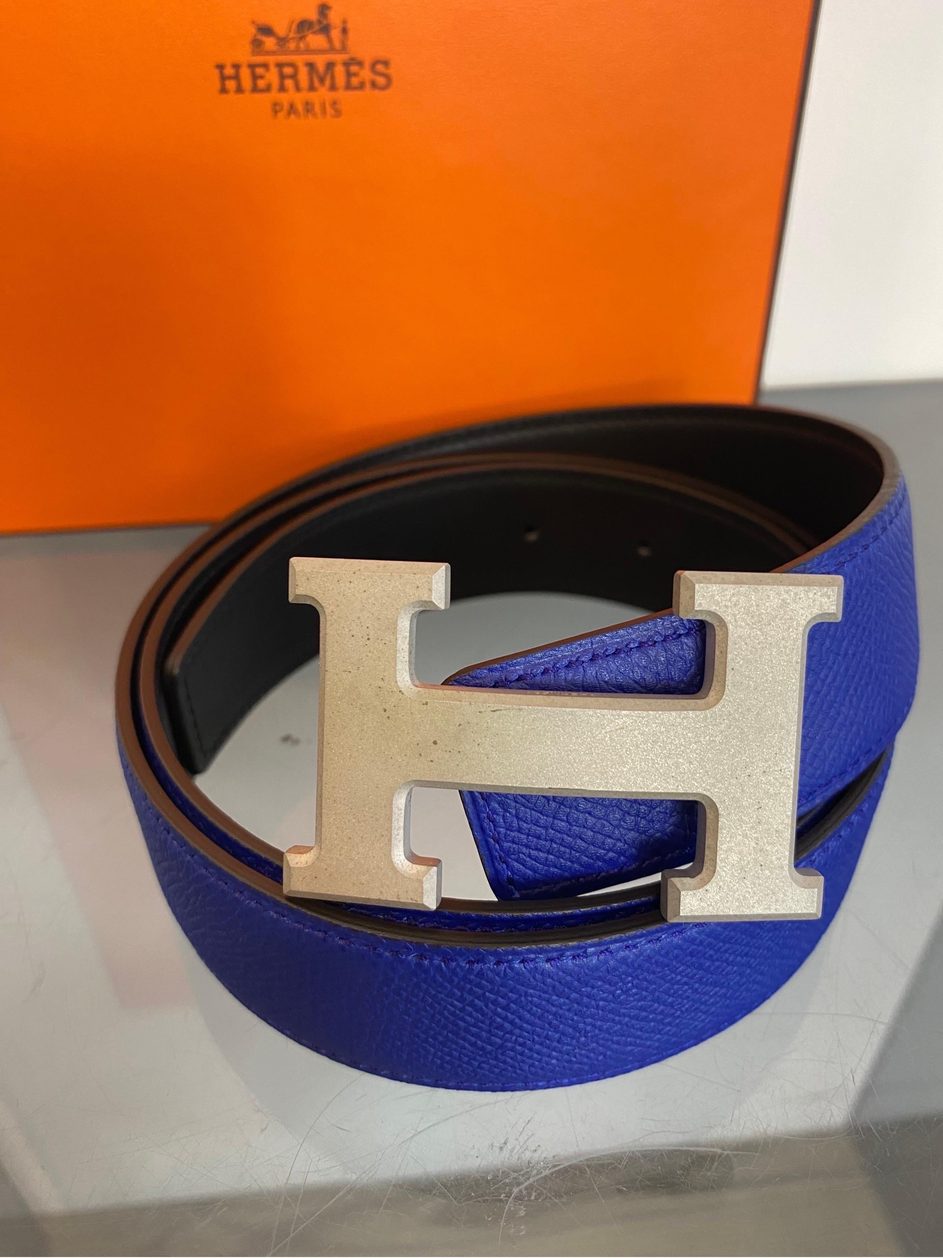 Hermès belt in blue leather with silver buckle 
In electric blue leather outside, black inside.
“H” hardware in matte silver. It has a slightly dotted effect as shown in the photo.
Measures 85cm.
Measurements: length 100 cm
Height 3.1 cm.
In