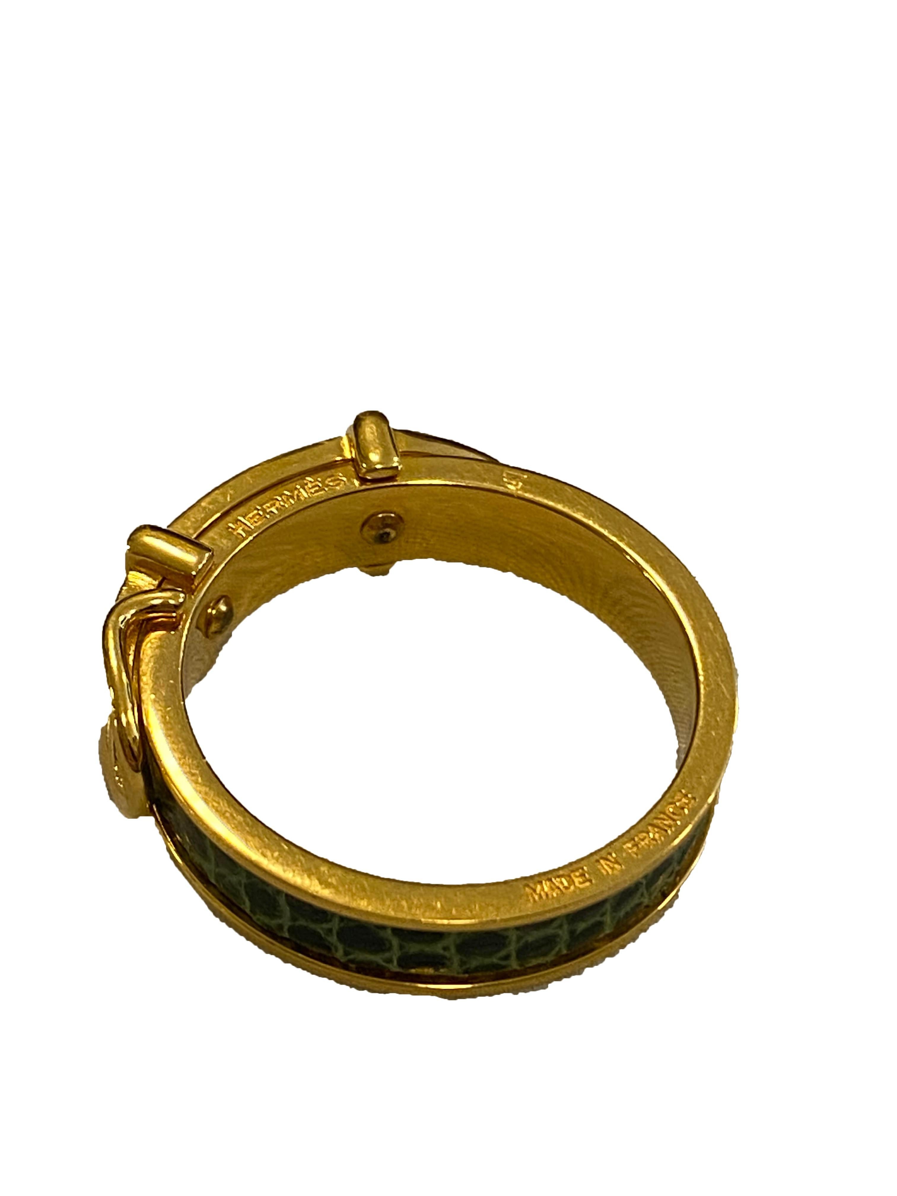 Anneau en forme de ceinture pour foulard de Hermès. Bracelet en cuir gaufré python vert avec boucle en métal doré. Marqué 