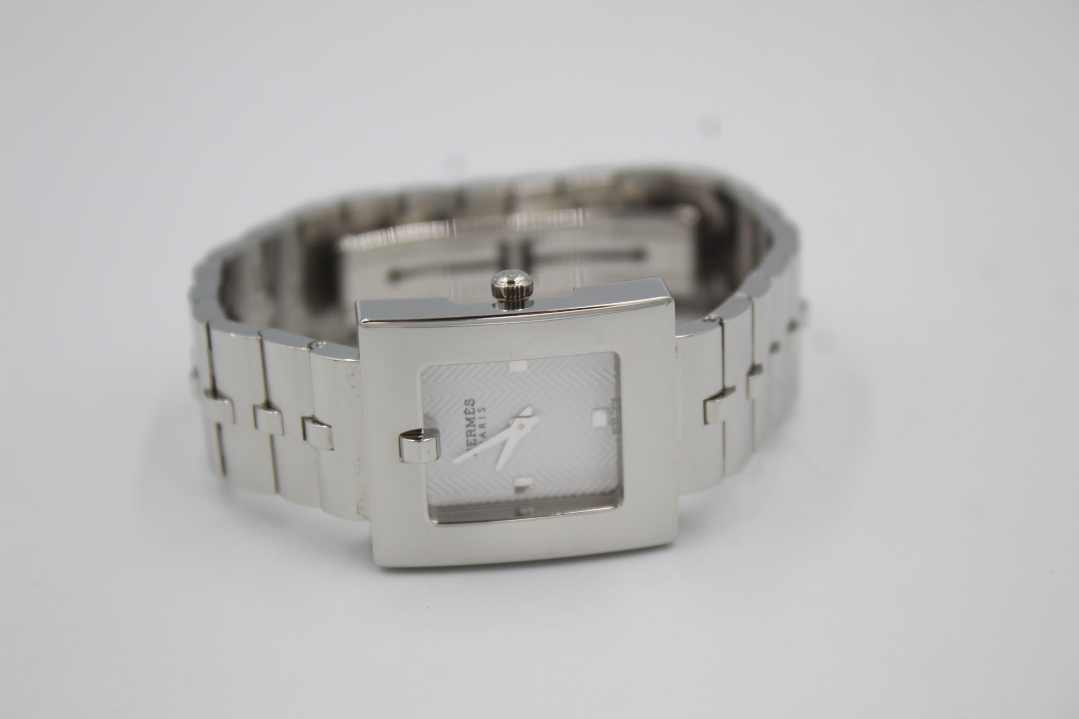 Hermès Belt watch Belt with the steel bracelet.
Good condition.
Watch face = 2.7cm x 2.3cm