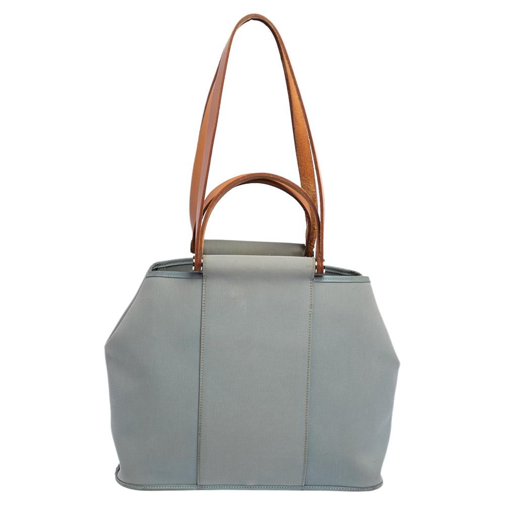 The Cabag Elan has been built to meet the demands of busy days. Designed by Hermes, this functional bag comes constructed using canvas and is held by two shapely leather handles and a shoulder strap. It has a unique shape and a spacious canvas