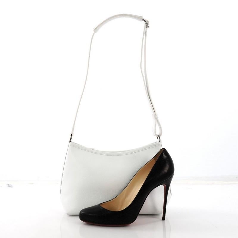 This Hermes Berlingot Bag Leather 23, crafted in Blanc white Epsom leather, features a leather shoulder strap and Palladium hardware. Its zip closure opens to a Blanc white Agneau leather interior with slip pocket. Date stamp reads: I Square (2005).