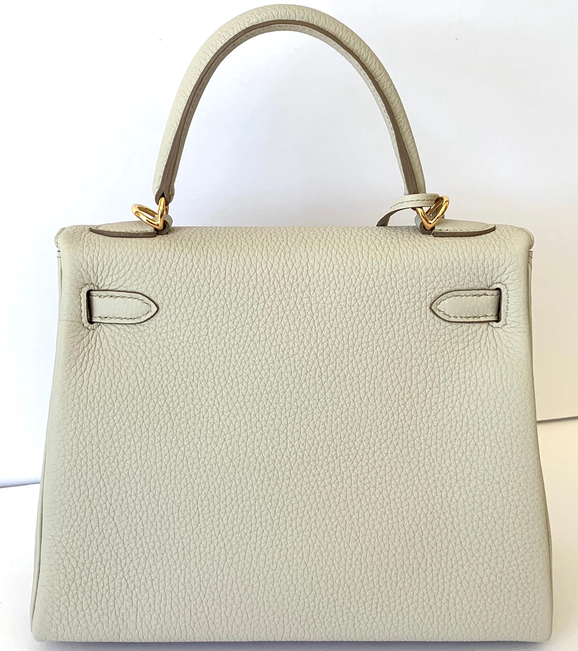 Hermes 25cm Kelly
Beton Togo Leather, a creamy white with a hint of grey is the way we would describe it
Tonal Top stitch
Togo is great for everyday use, as it is one of the most durable leathers, scratch resistant
Gold Hardware
Retourne
