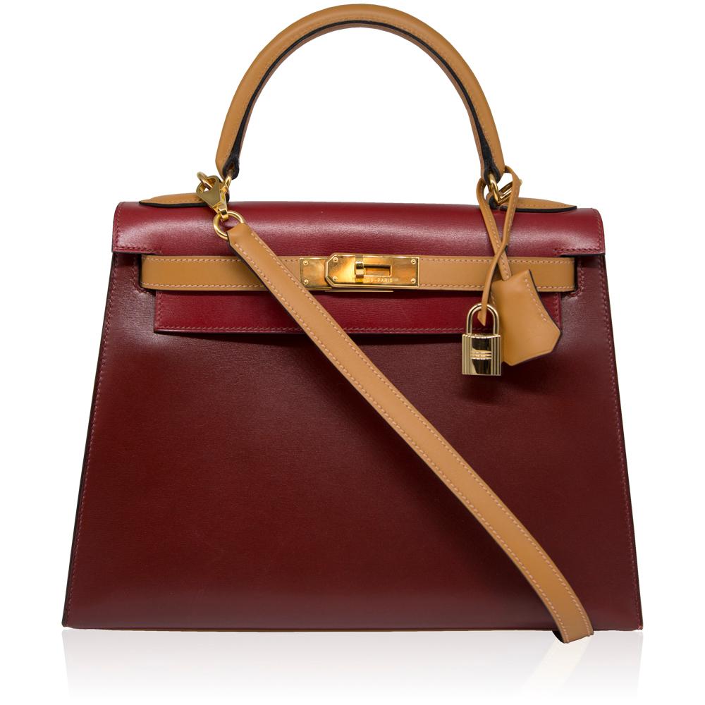 Highly sought after, this 28cm Bi-colour Sellier bag adds several unique twists to the traditional Hermès Kelly. Crafted from box calf leather, a premium Hermès hide known for its its soft glossy look and smooth texture, this structured bag features
