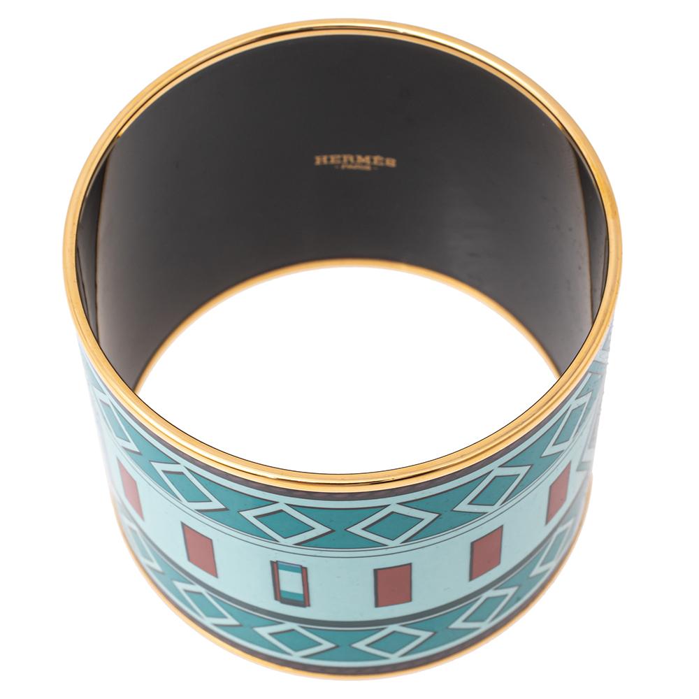 The house of Hermes brings to you a classy piece of jewelry to enhance your style. Crafted elegantly from enamel and gold-tone metal, this bracelet has the signature Collier De Chien print all over. This creation is a smart way to make a style
