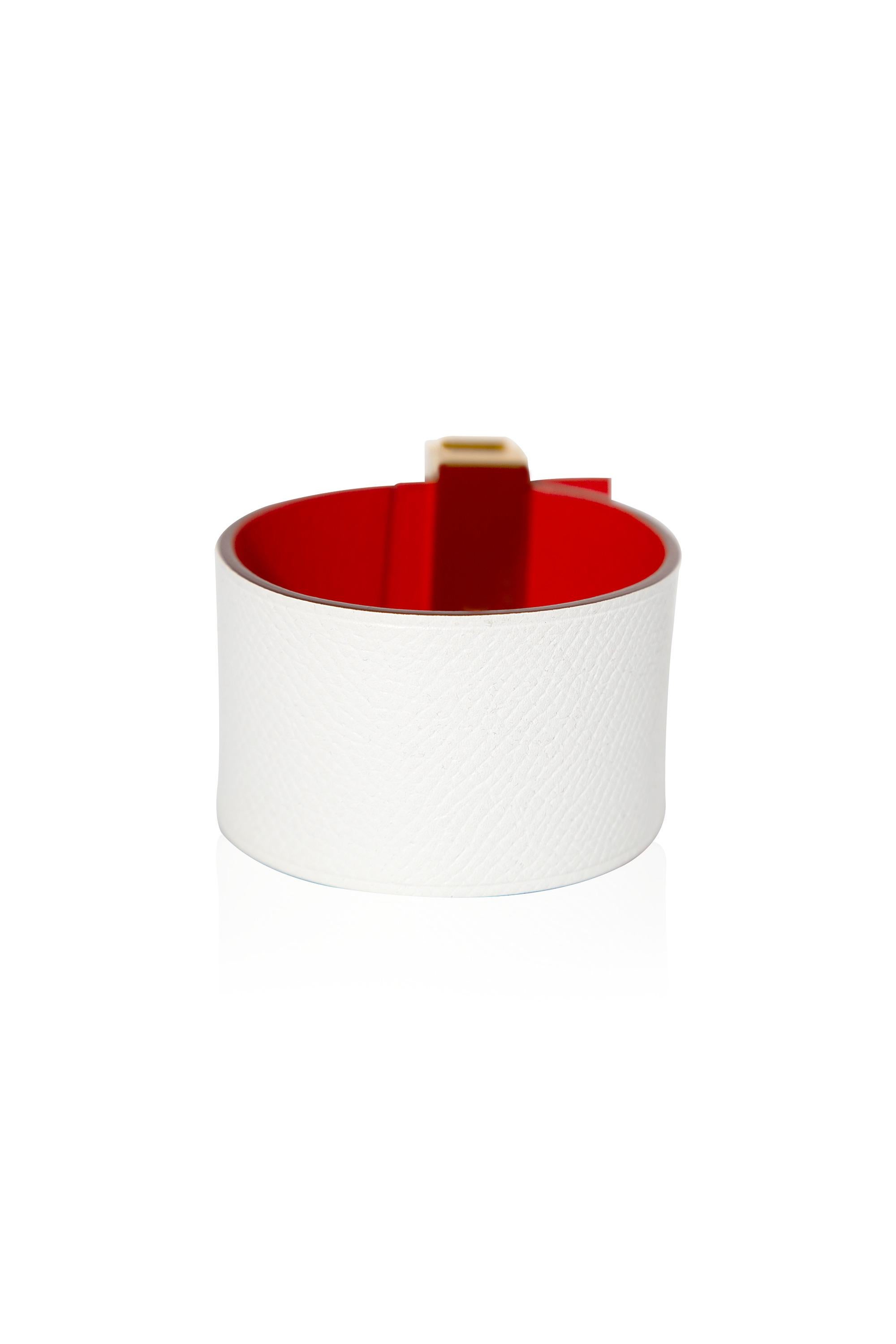 Whiting, le bracelet Capucine rouge et blanc d'Hermès. Récemment créée par Hermès, elle présente la particularité d'être réversible.

•Ajustez facilement la coupe en réglant le fermoir.
•Il est orné d'un anneau unique et d'une quincaillerie plaquée