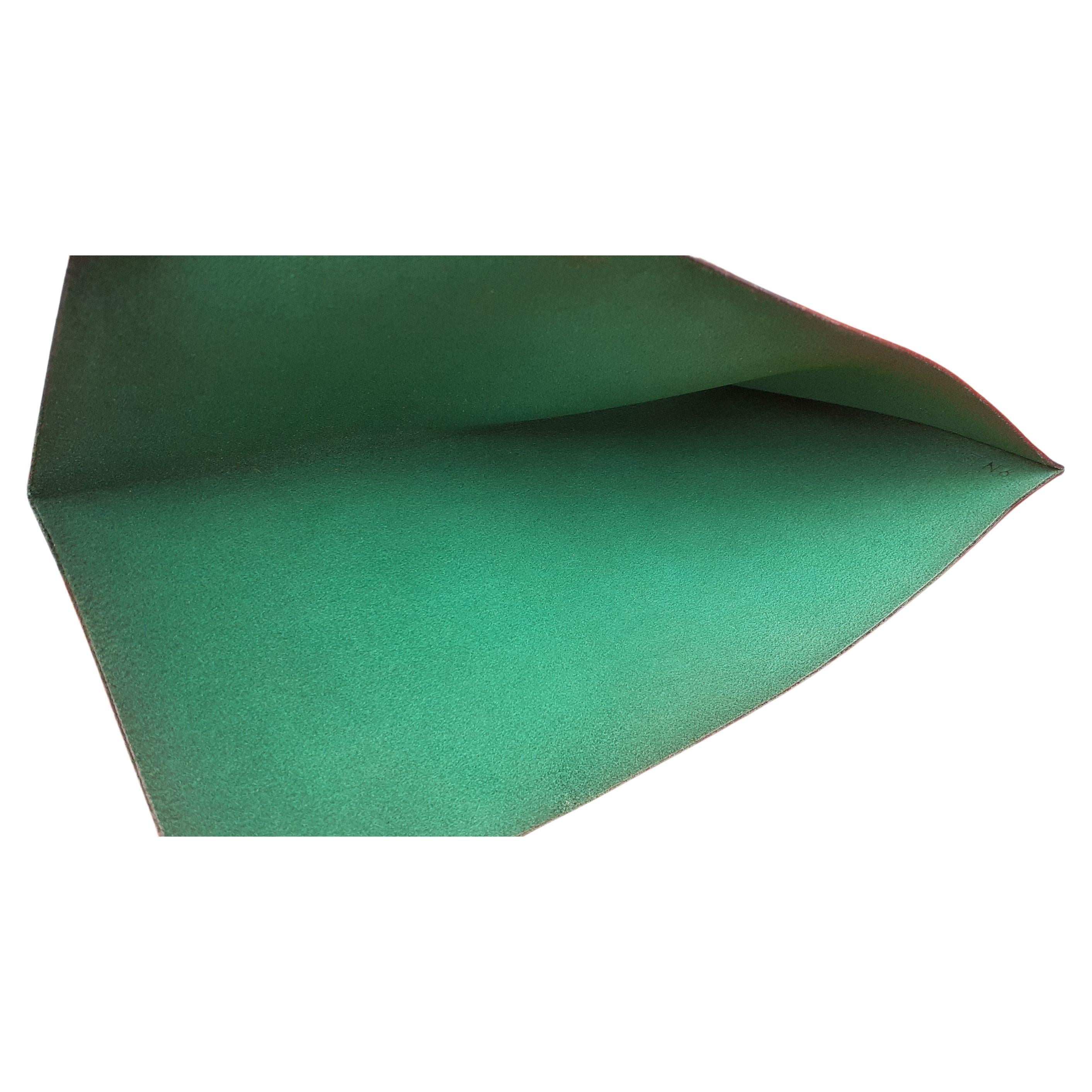 Schöne authentische Hermès Rechnung Tasche

Hergestellt in Frankreich

Stempel B im Quadrat (1998)

Gefertigt aus geschmeidigem Courchevel-Leder, innen aus Wildleder

Farbgebung: Grün

