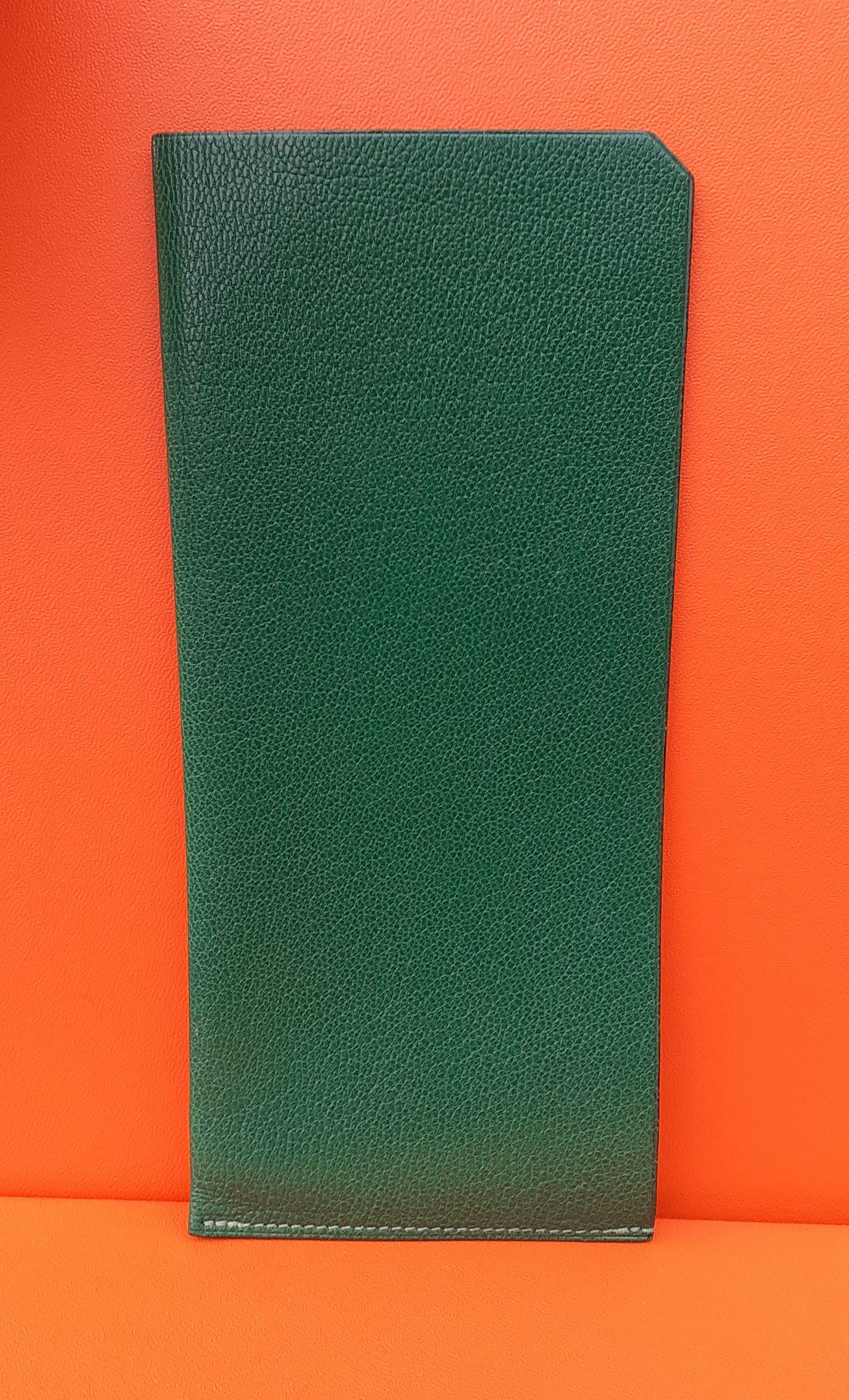 Hermès Bill Pocket aus grünem Leder für Damen oder Herren im Angebot