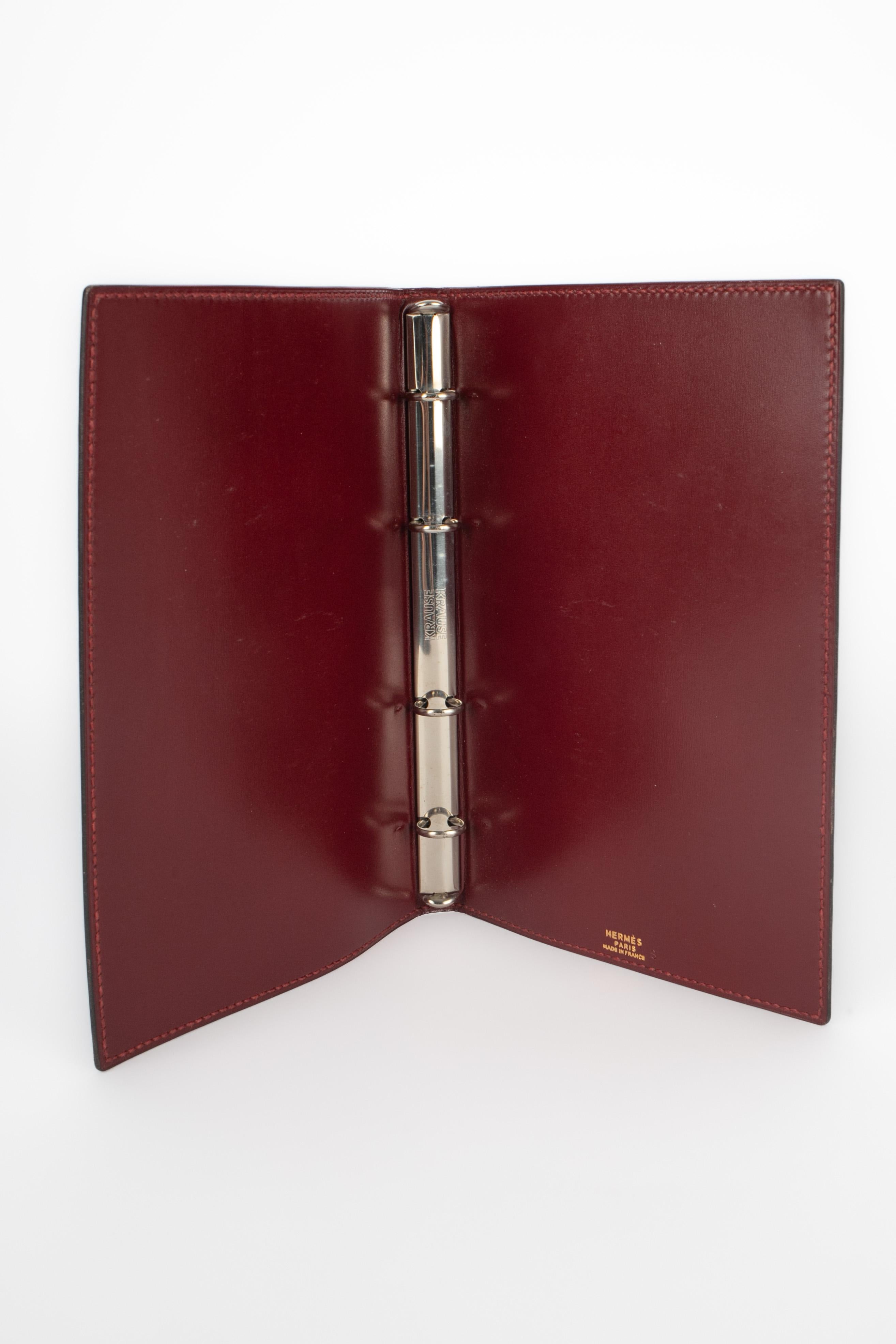 HERMÈS - (Made in France) Archivador / portanotas de piel de caja con pespunte de guarnicionero. Buen estado general. A mencionar, algunos arañazos en el cuero.

Estado:
Buen estado

Dimensiones:
Longitud: 15 cm - Altura: 23 cm

SKU:ACC150