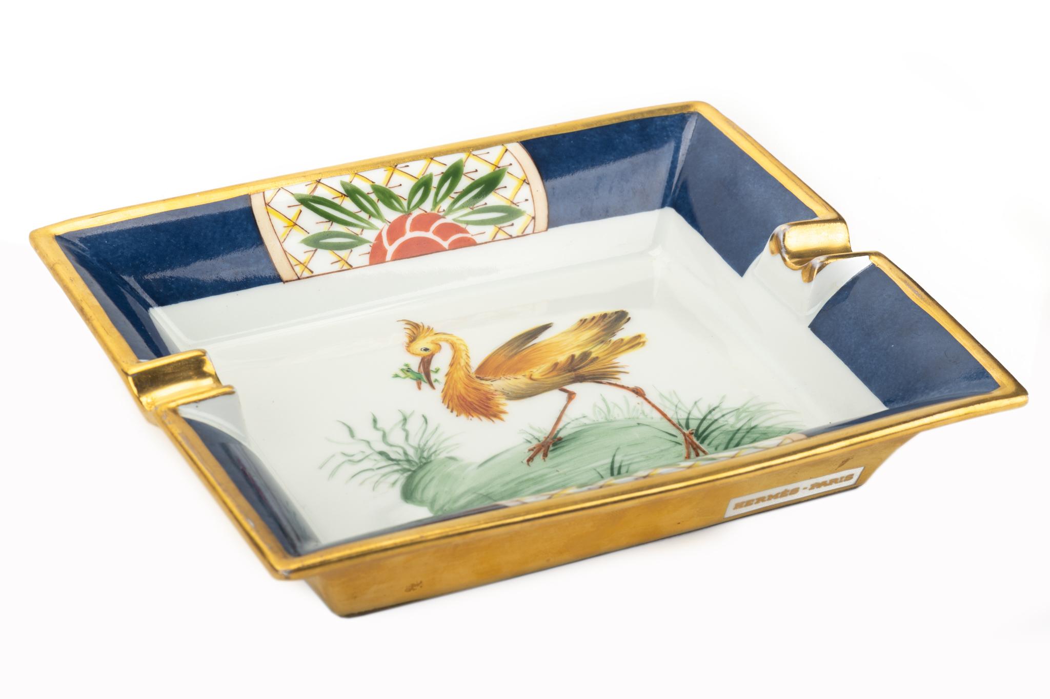Hermes Aschenbecher aus Porzellan mit Vogelmotiv in Blau:: Weiß und Gold. Gestempelter Boden aus Wildleder. Hergestellt in Frankreich.