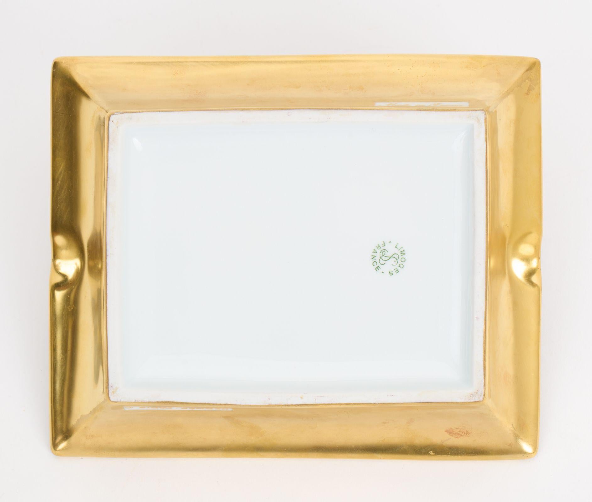 Questo posacenere vintage di Hermès è caratterizzato da un uccello in porcellana e da un bordo di rami gialli. I bordi sono in lamina d'oro, ci sarebbe la scritta HHH ma la pelle scamosciata è stata rimossa. Condizioni eccellenti.