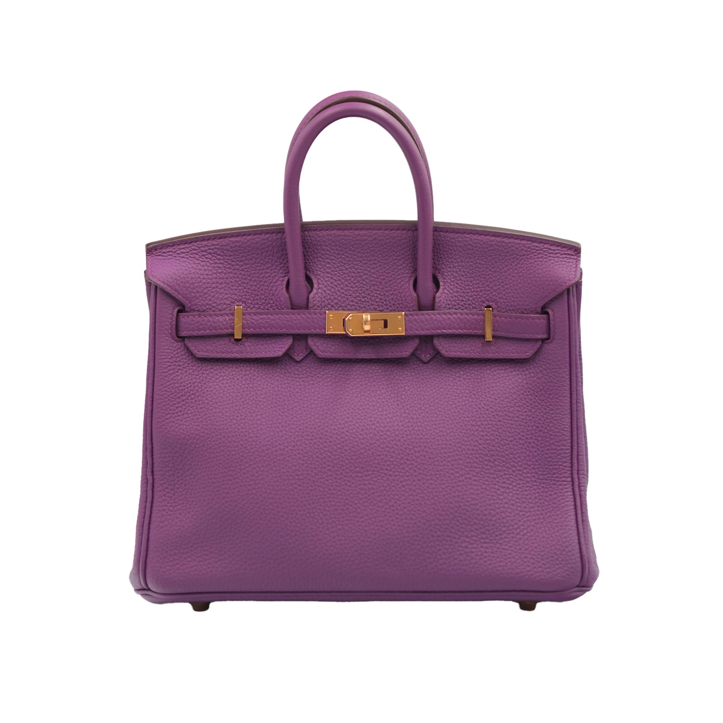 Hermes Birkin 25 Anémone Togo avec ornements en or

Hermès Birkin 25 Anémone Togo avec quincaillerie dorée (timbre carré R, 2014).

Marque : Hermès

Modèle : Birkin

Taille : 25 cm (25 × 20 × 13 cm / 10