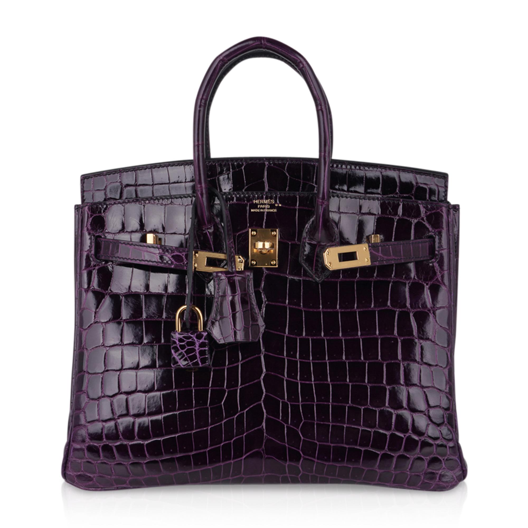 Noir Hermès - Sac Birkin 25 en crocodile aubergine avec détails dorée  en vente