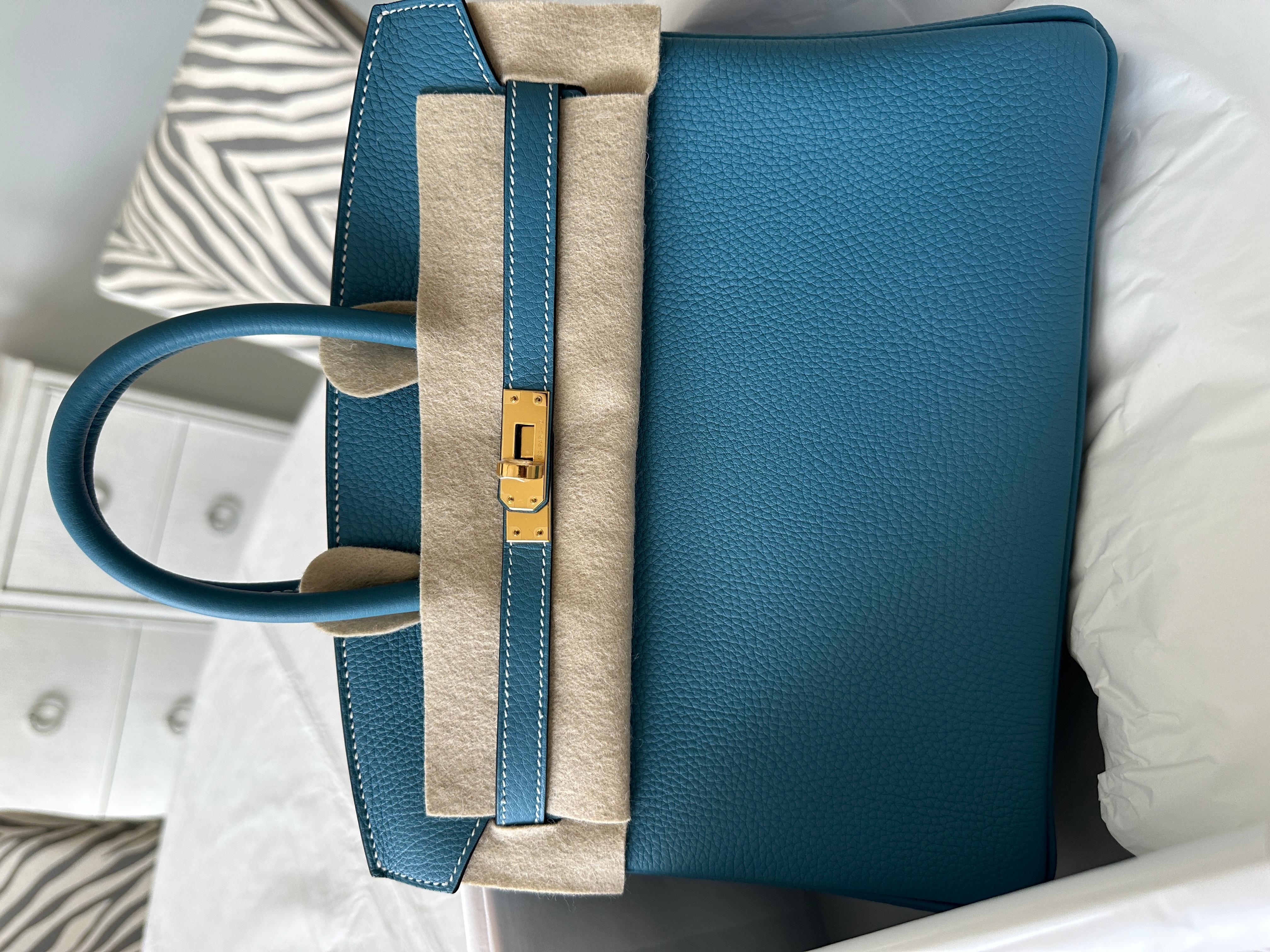 Hermes Birkin 25cm
Blue Jean , une couleur classique d'Hermès, l'une de ses couleurs les plus populaires.
Quincaillerie en or
Le Birkin d'Hermès est un sac à main de luxe de la maison de couture Hermès. Il s'agit d'une variante de l'emblématique sac