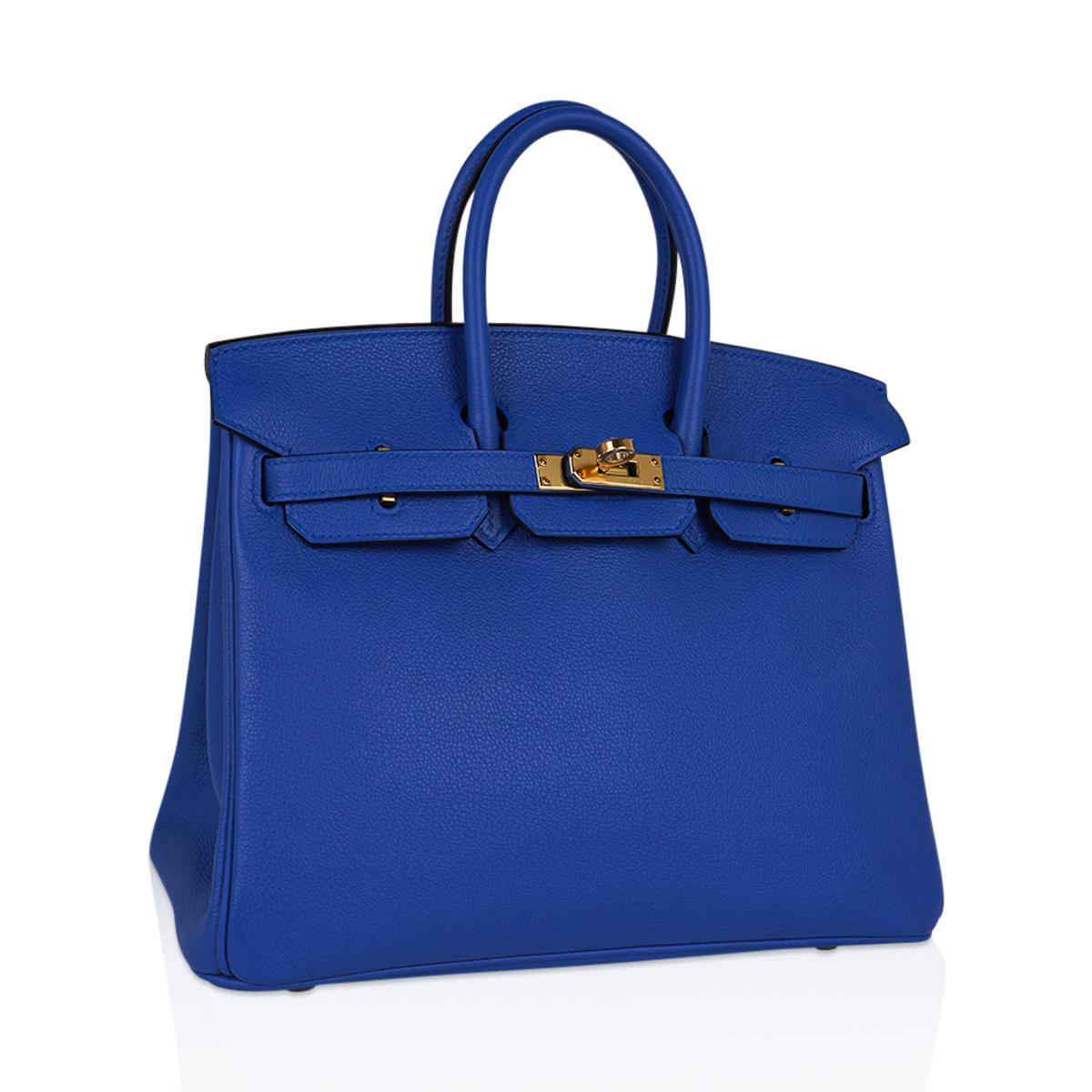 Mightychic propose un sac Hermes Birkin 25 dans un superbe Zellige bleu. 
Le Bleu Zellige, richement saturé, a une belle profondeur de couleur dans le cuir Novillo. 
Le tout agrémenté d'une quincaillerie dorée.
Livré avec serrure, clés, clochette,