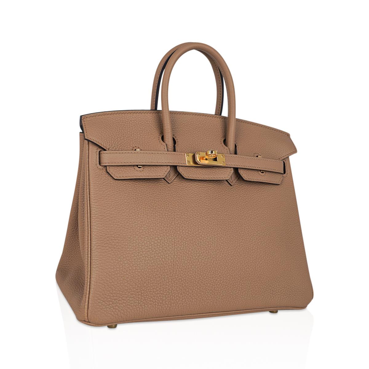 Mightychic offers an Hermes Birkin 25 bag featured in warm Chai.
This neutral Hermes Birkin is the all time perfect neutral statement.
Softer and creamier than Gold, this fabulous colour moves easily with any piece in your wardrobe.
Lush Togo
