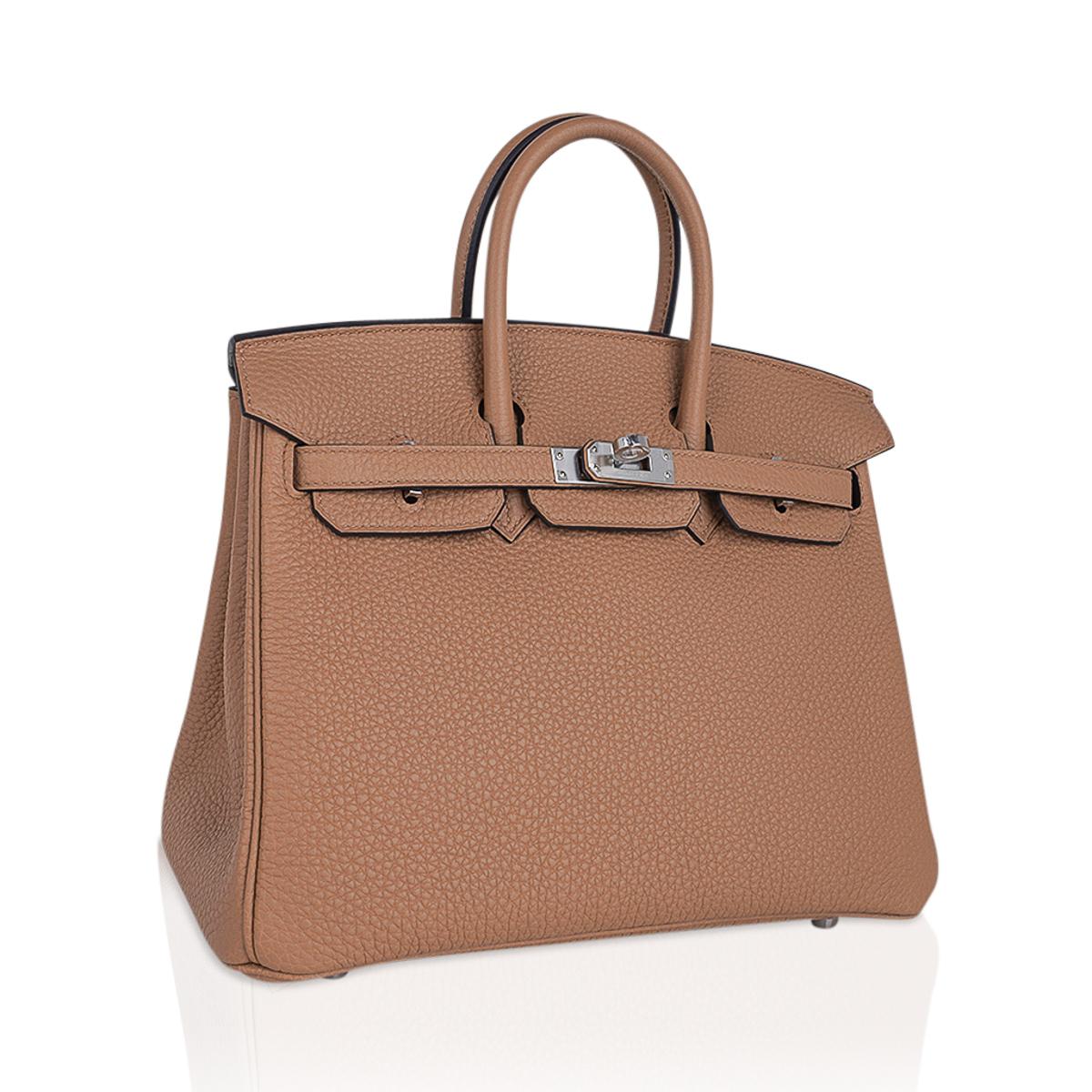 Mightychic offers an Hermes Birkin 25 bag featured in warm Chai.
This neutral Hermes Birkin is the all time perfect neutral statement.
Softer and creamier than Gold, this fabulous colour moves easily with any piece in your wardrobe.
Lush Togo