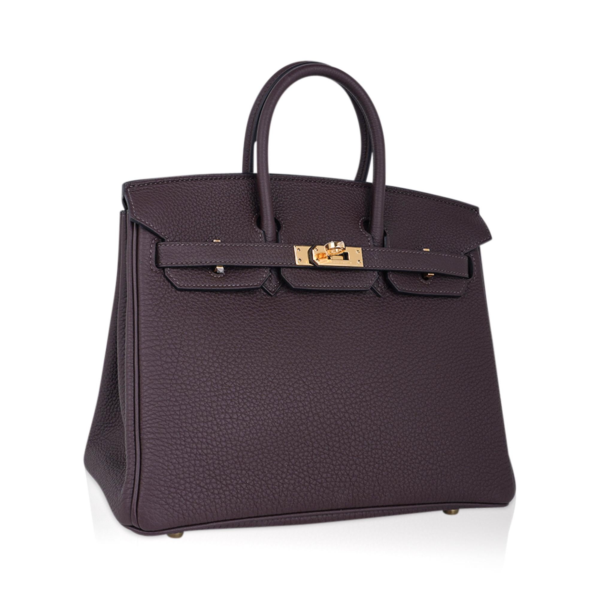 Mightychic offers an Hermes Birkin 25 bag features in delicious Chocolat.
Wear this deep, rich brown like a Black bag.
Rich with Gold hardware this beauty is a chic bag day to evening.
Togo leather is supple to the touch and highly scratch