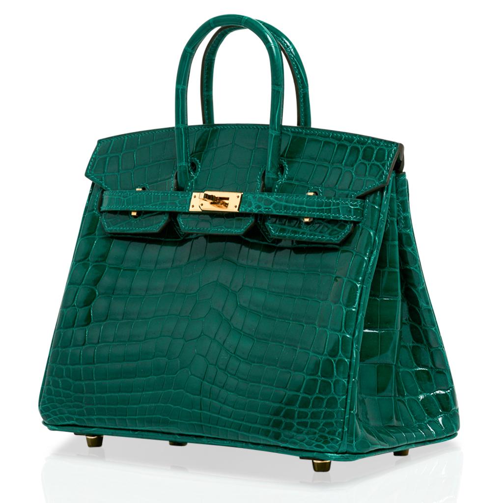 Hermes Birkin 25 Bag Emerald Crocodile Gold Hardware In New Condition In Miami, FL