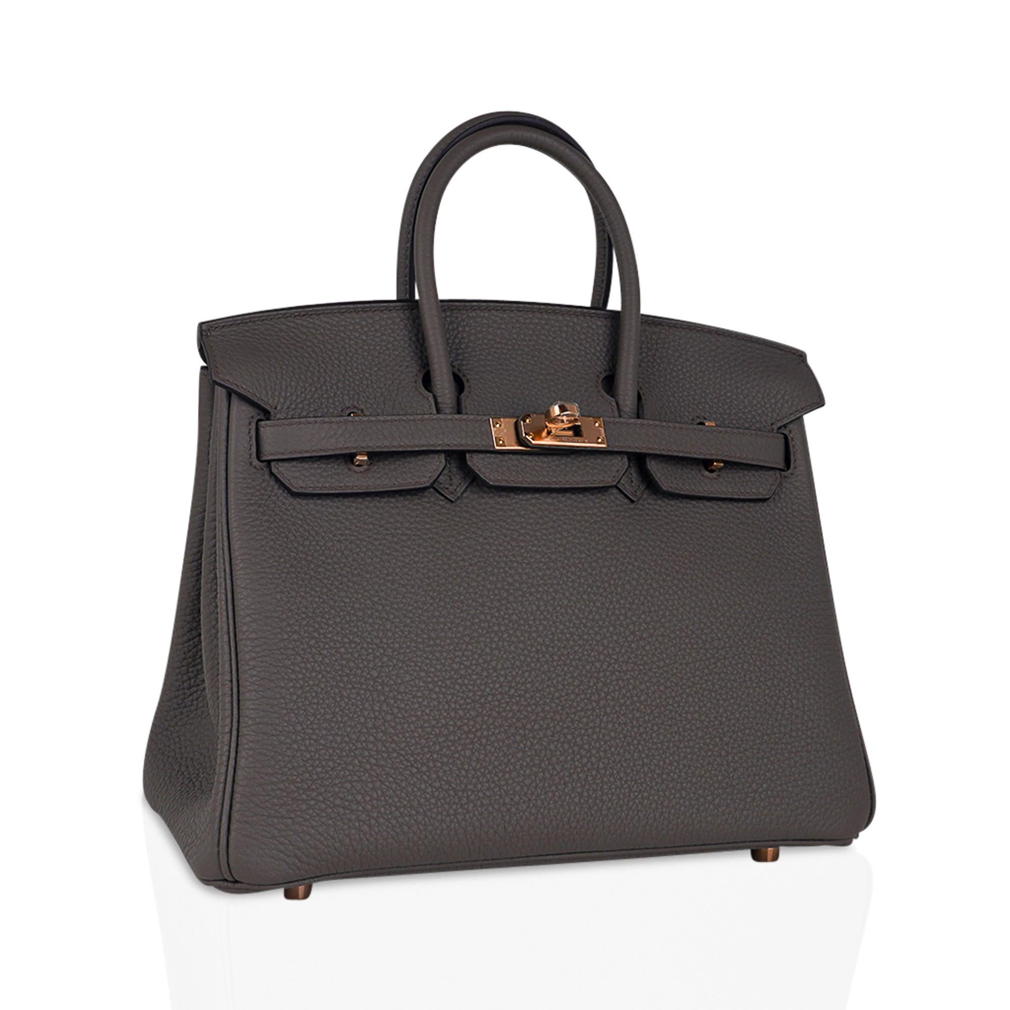 Mightychic offers an Hermes Birkin 25 bag featured in Etain with rare Rose Gold hardware.
Stunning rich neutral Hermes Birkin bag perfect for year round wear.
Supple Togo leather.
NEW or NEVER WORN.
Comes with the lock and keys in the clochette,