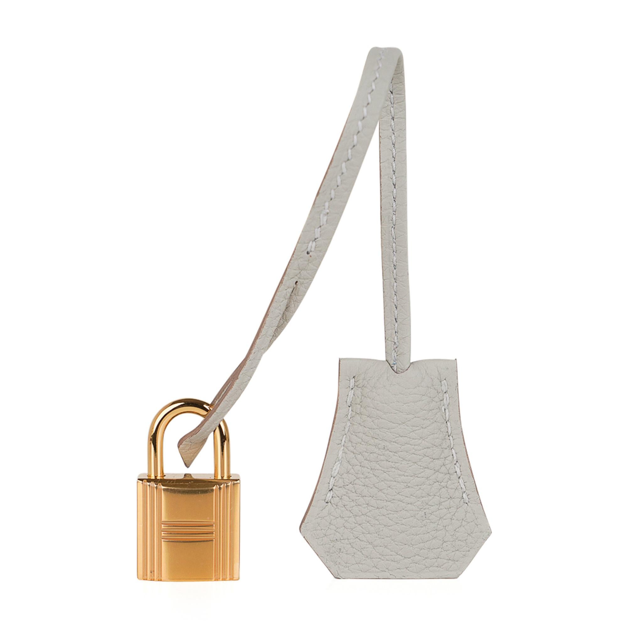 Garantiert authentische Hermes Birkin 25 Tasche in der Farbe Gris Perle. 
Exquisit neutral und perfekt für das ganze Jahr geeignet. 
Mit goldenen Beschlägen akzentuiert. 
Kommt mit Schloss und Schlüsseln in der Clochette:: charakteristischer