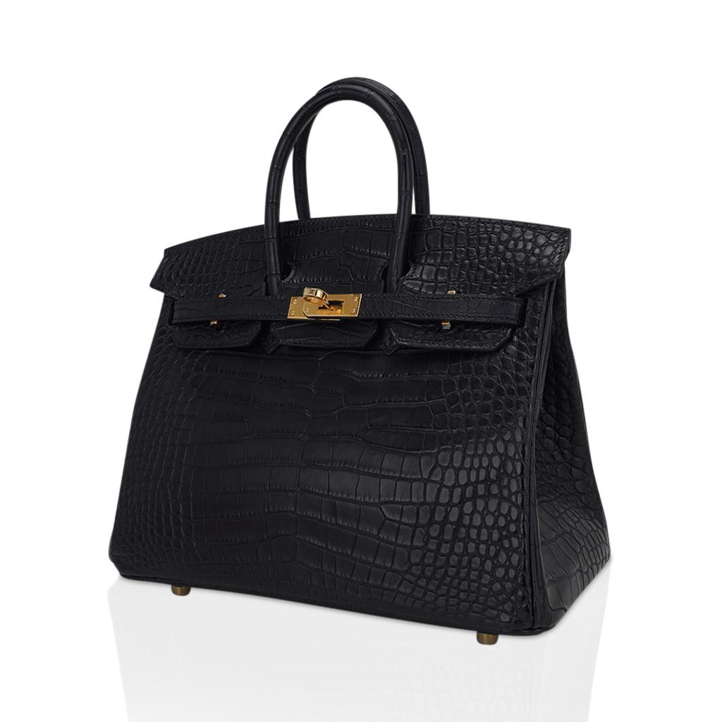  Hermès - Sac Birkin 25 noir mat en alligator avec accessoires dorés Pour femmes 