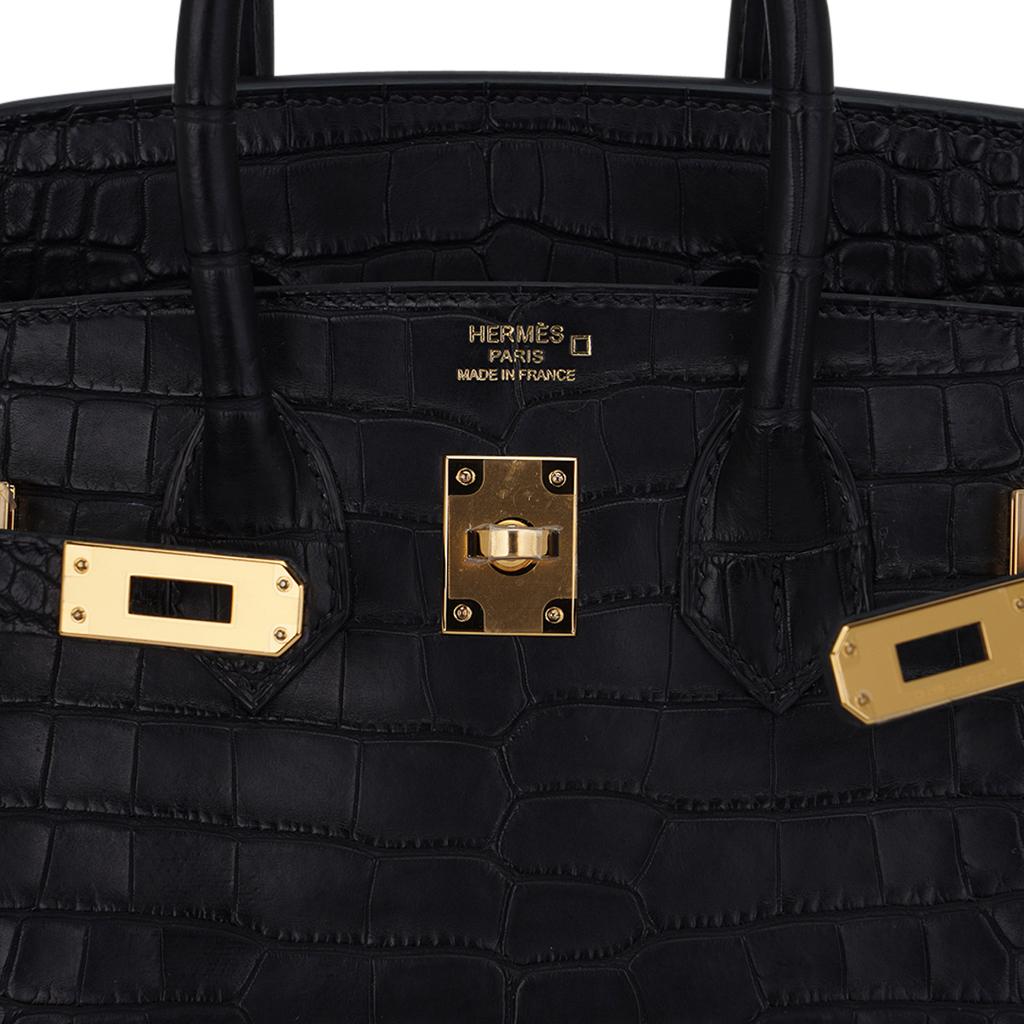 Women's Hermes Birkin 25 Bag Matte Black Alligator Gold Hardware For Sale