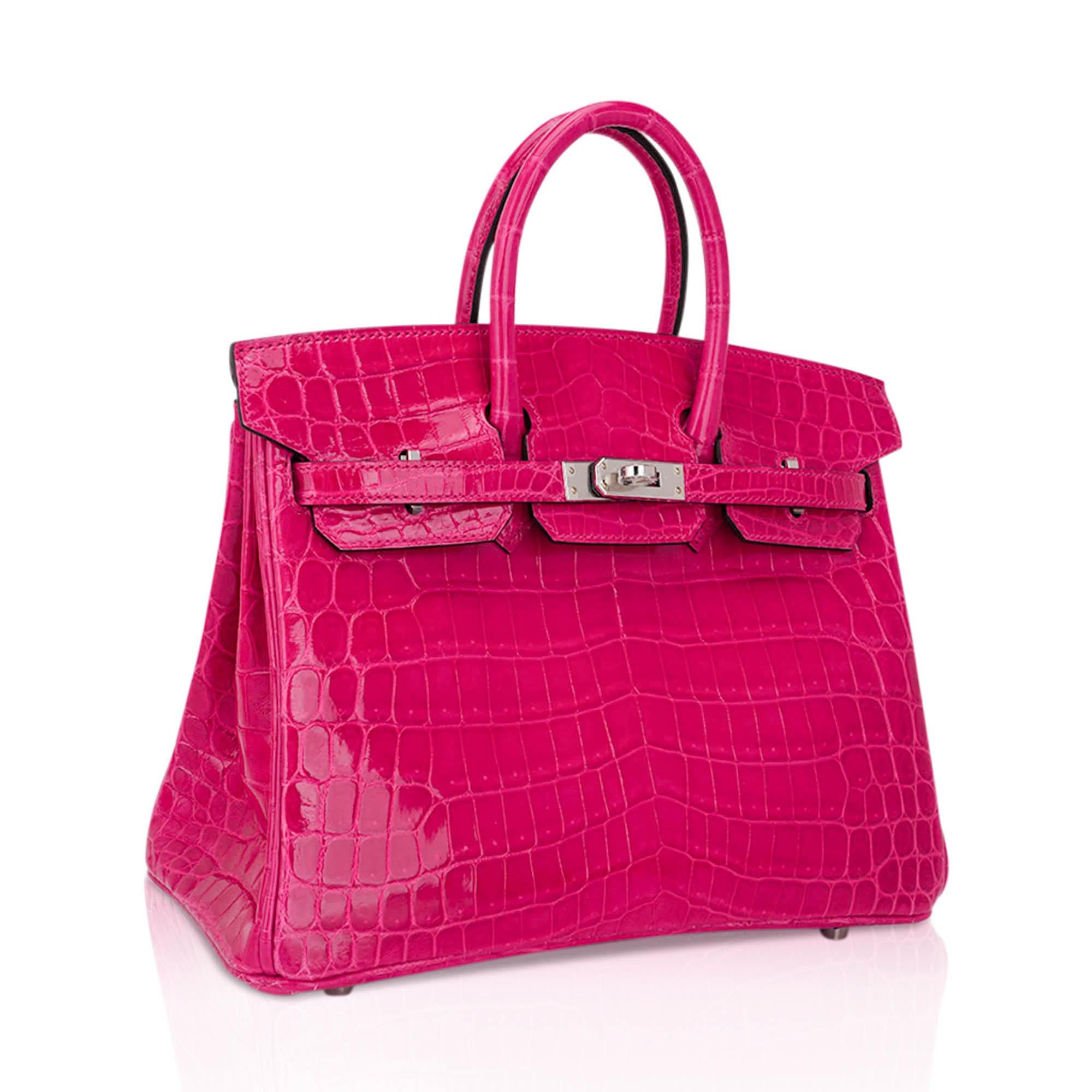 Mightychic propose un Hermès Birkin 25 en crocodile Rose Mexico est une fusion saisissante de rareté et d'élégance.
Réalisé dans l'un des tons roses les plus convoités d'Hermès, ce sac offre une présence à la fois vive et raffinée.
Parce que le Rose