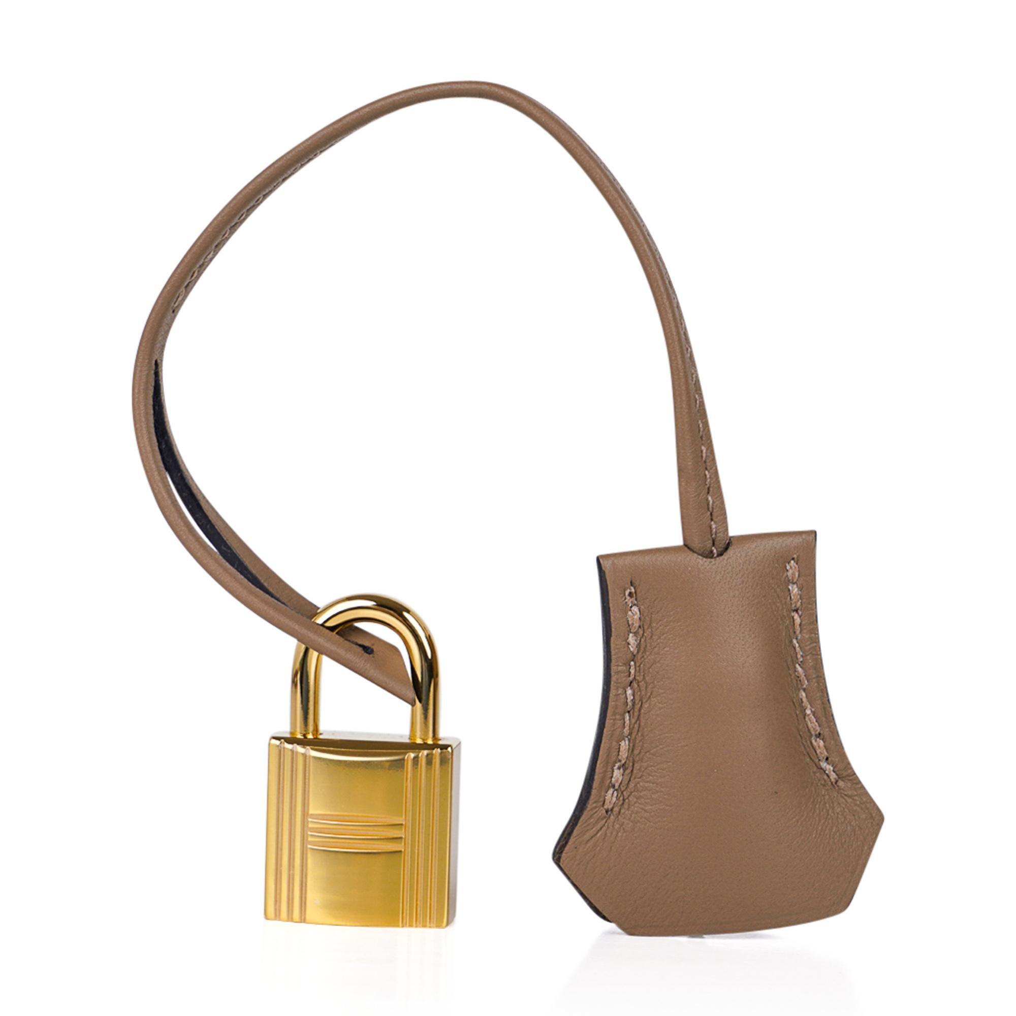 Garantie d'authenticité du sac Hermès Birkin 25 en Beige De Weimar. 
Luxueux en cuir Veau Jonathan avec des ferrures dorées. 
Cette belle et nouvelle interprétation de l'or est grillée et chaleureuse.
Un sac Hermès Birkin d'une exquise