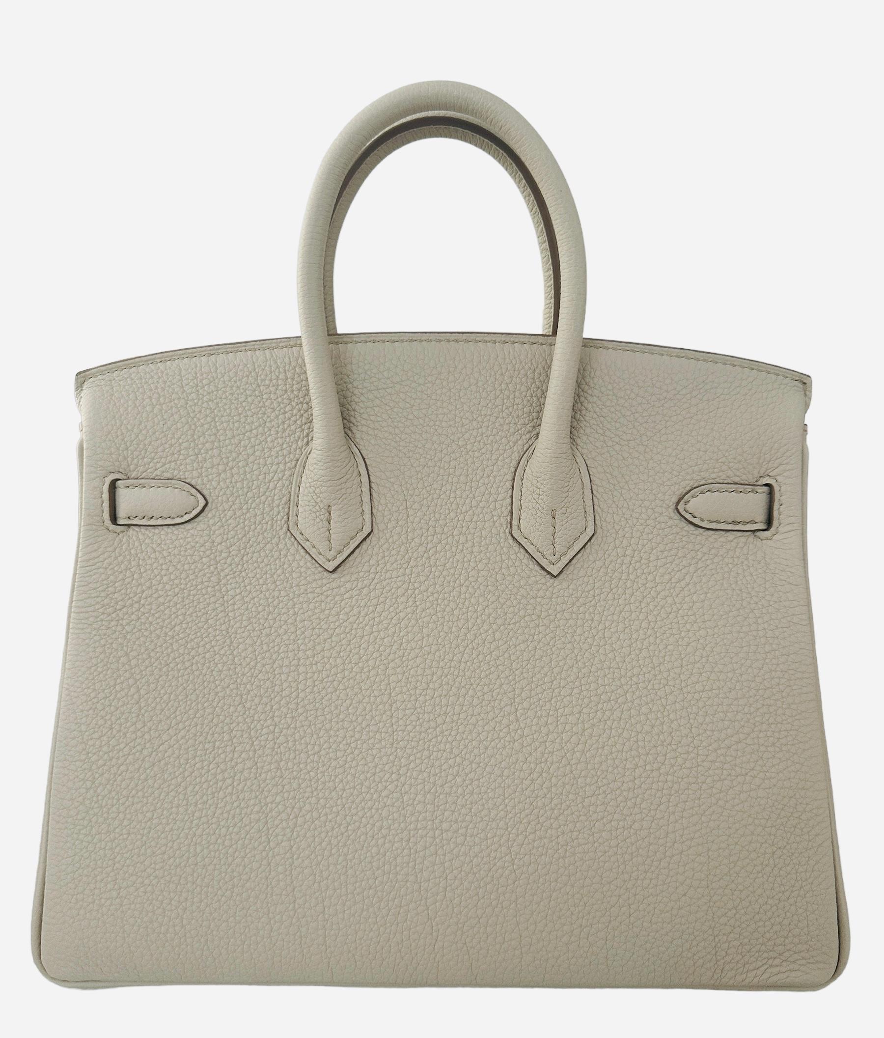 Hermes Birkin 25cm
Beton, un classico colore neutro di Hermes, un avorio cremoso con sfumature grigie.
Hardware d'oro
La Birkin di Hermes è una borsa di lusso della casa di moda Hermes. Si tratta di una variante dell'iconica borsa Birkin di Hermes,