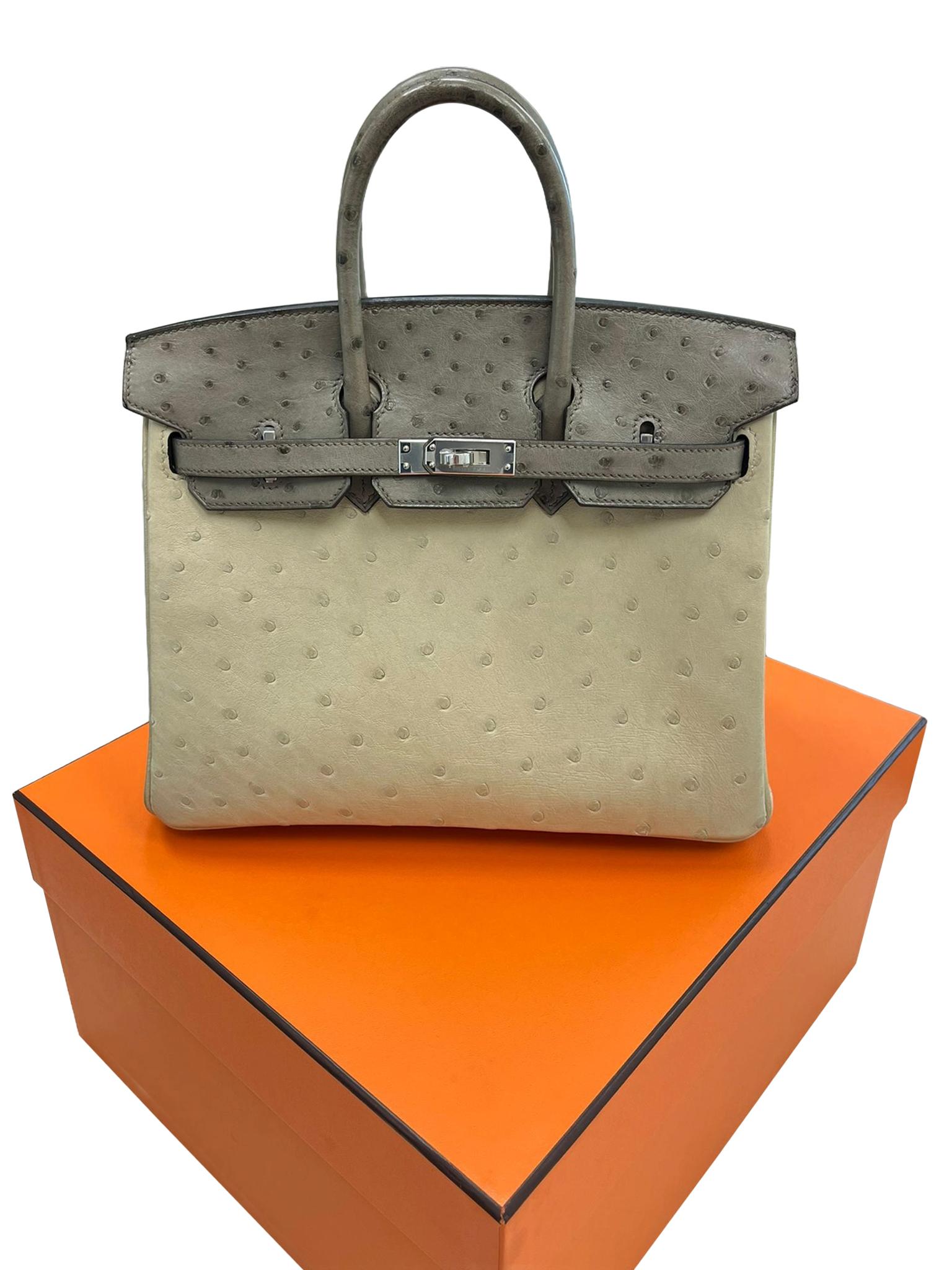 Voici un superbe Hermès Birkin 25 Bicolor Gris Agate et Autruche Blanche Palladium Hardware. Il présente une palette bicolore sophistiquée : Gris Agate (gris) pour le corps et blanc Parchemin pour le rabat, les poignées et les garnitures - un