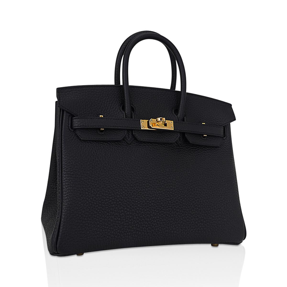 Mightychic propose un sac Hermès Birkin 25 en cuir togo noir classique.
Riche en accessoires dorés, cette beauté est un sac chic pour le jour comme pour le soir.
Le cuir Togo luxueux est souple et résistant aux rayures.
Livré avec serrure, clés,