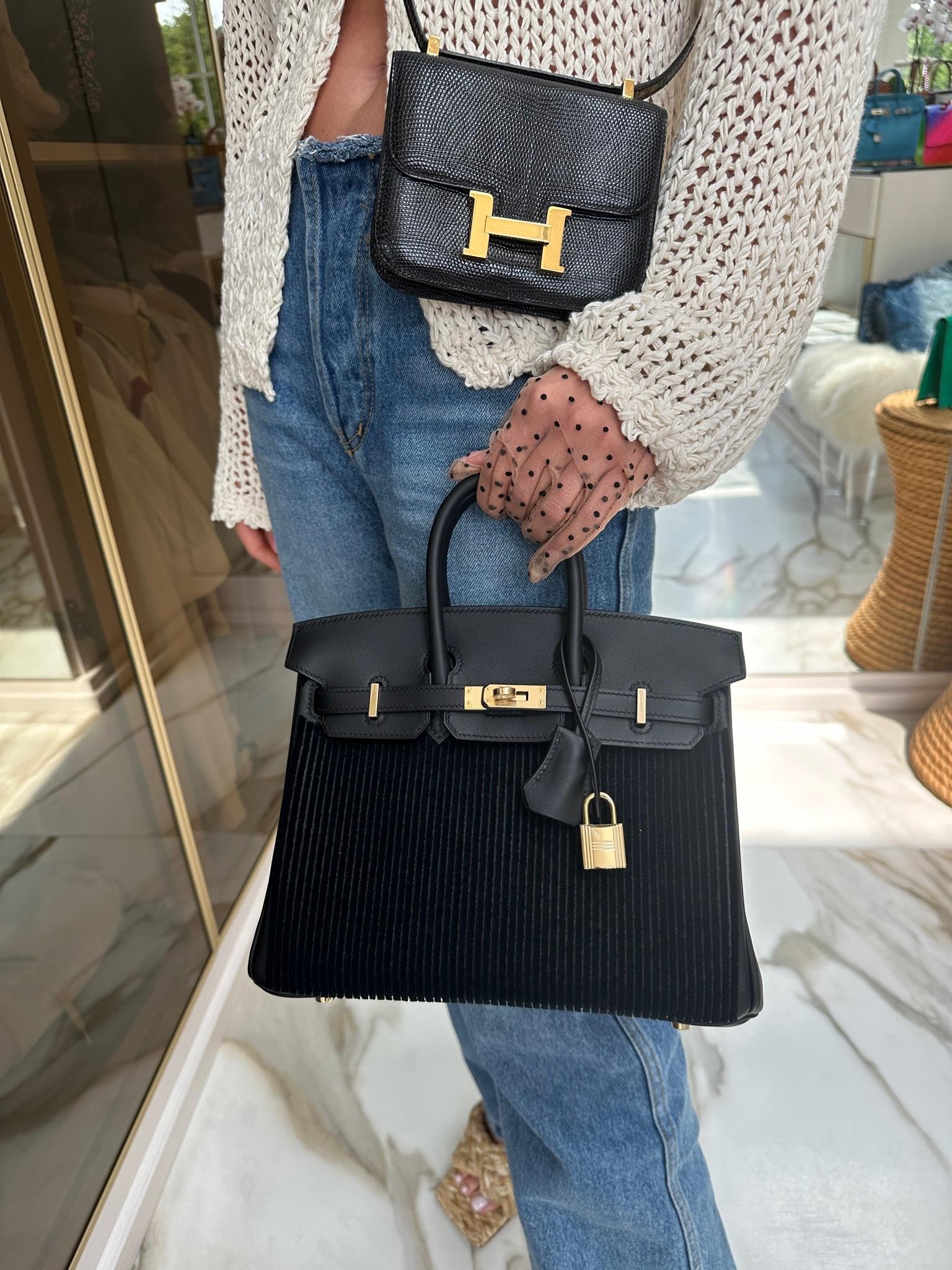 Hermès Birkin 25 Black côte à côte tuffetage and Swift Permabrass Hardware

The Hermès Birkin 25 Black Côte à Côte Tuffetage Permabrass Hardware, a highly exclusive and luxurious handbag from the distinguished JaneFinds collection, is a true
