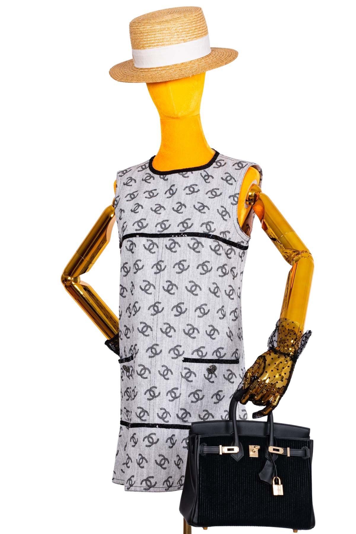 El Hermès Birkin 25 Negro Côte à Côte Tuffetage Permabrass Hardware, un bolso muy exclusivo y lujoso de la distinguida colección JaneFinds, es una auténtica obra maestra gracias a su innovadora técnica de tufting. Esta técnica crea la ilusión de