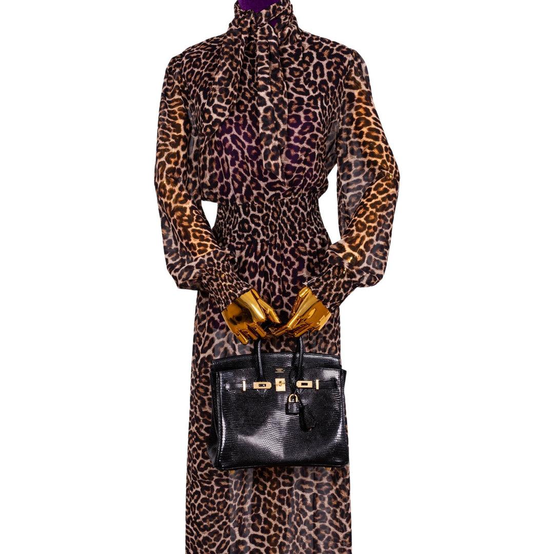 Hermès Birkin 25 Nero Nilo Lizard Hardware Oro

Come collezionista, sai bene che la rarità e la bellezza unica sono la combinazione definitiva in una borsa. E quando si parla di Birkin, niente è più adatto di una Birkin a forma di lucertola. Questa