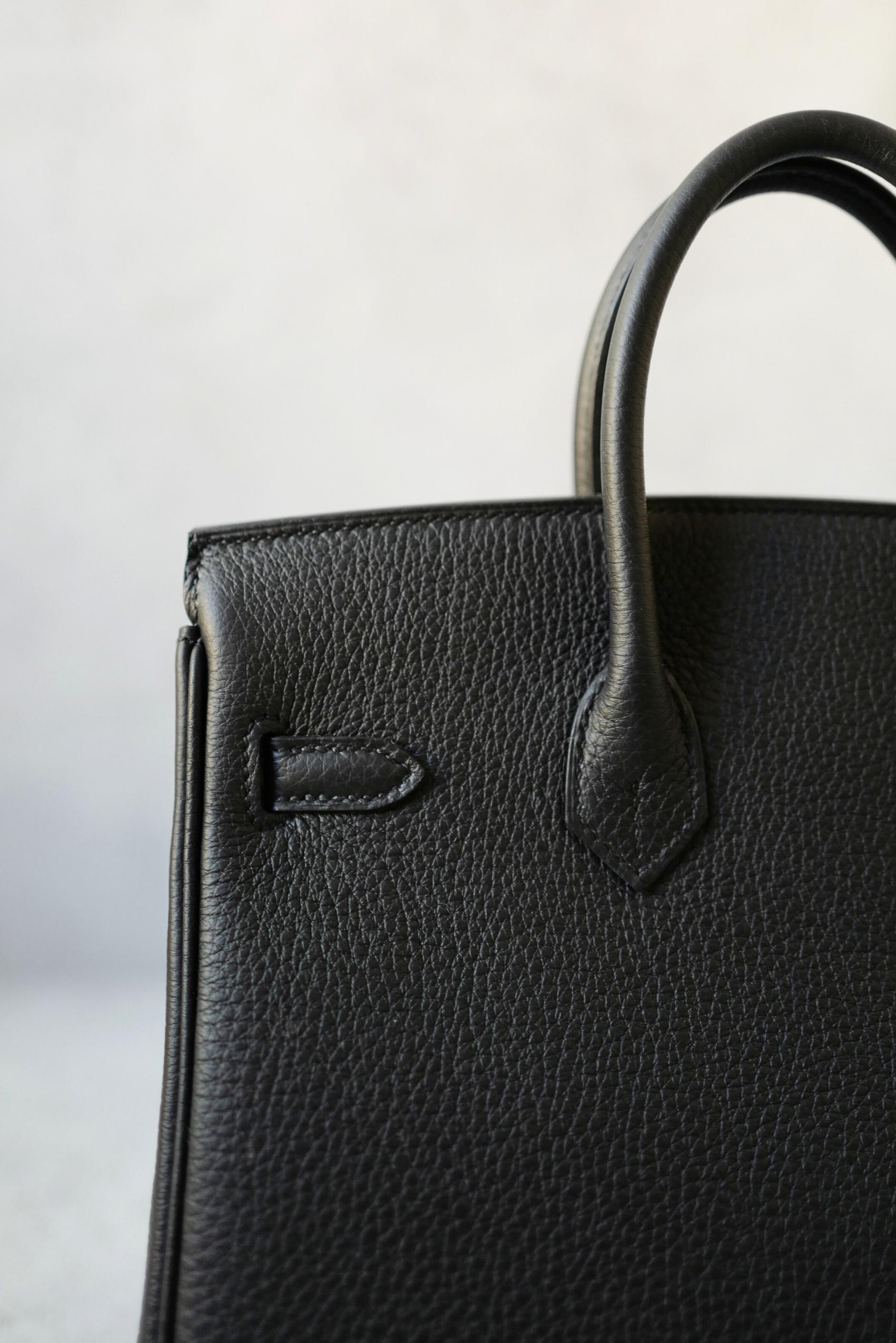 Hermès Birkin 25 in pelle nera di Togo con hardware dorato K.K. in vendita 10